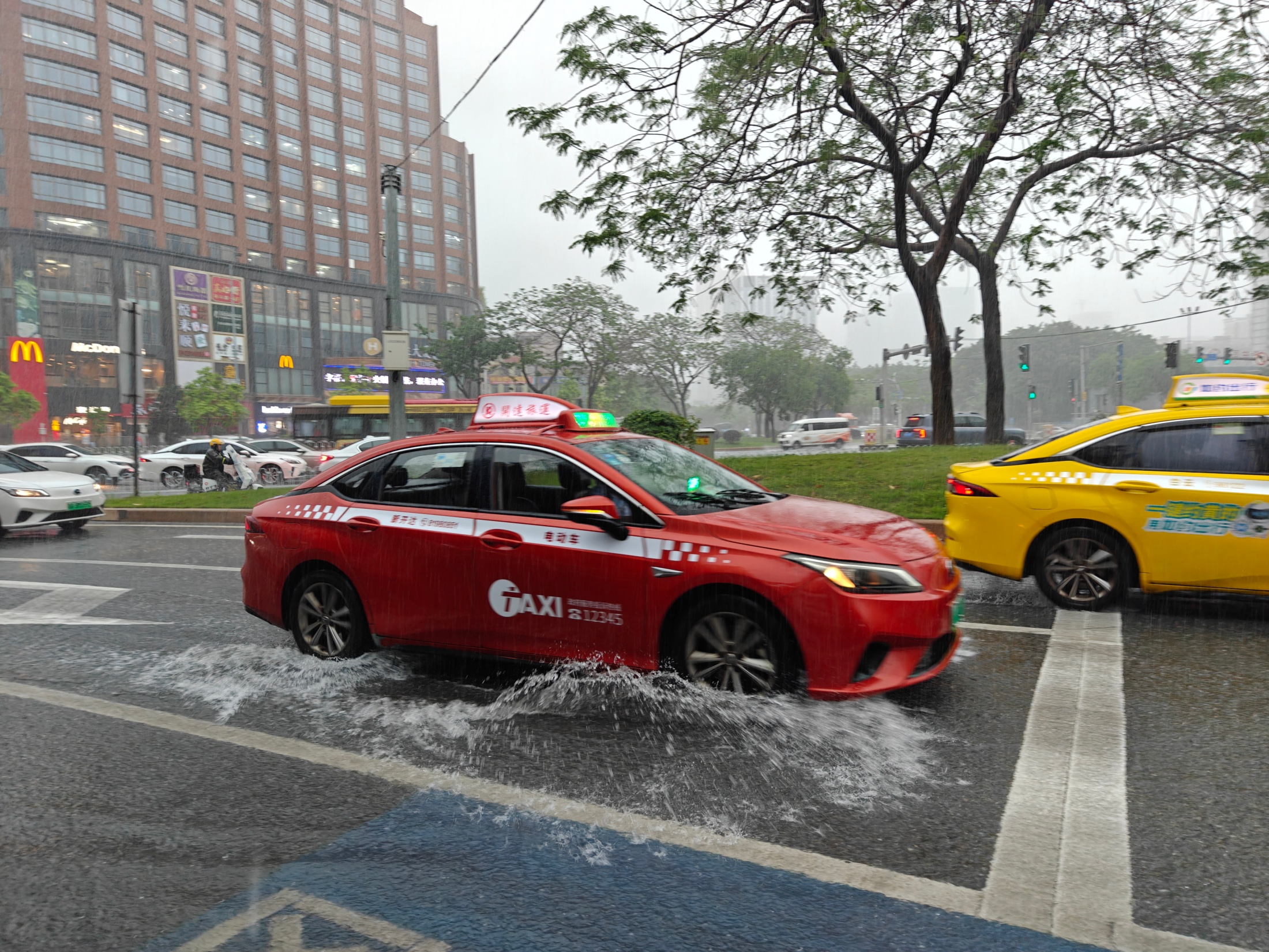 4月20日白天，强降雨来袭，广州街头。人民网 王雅蝶摄