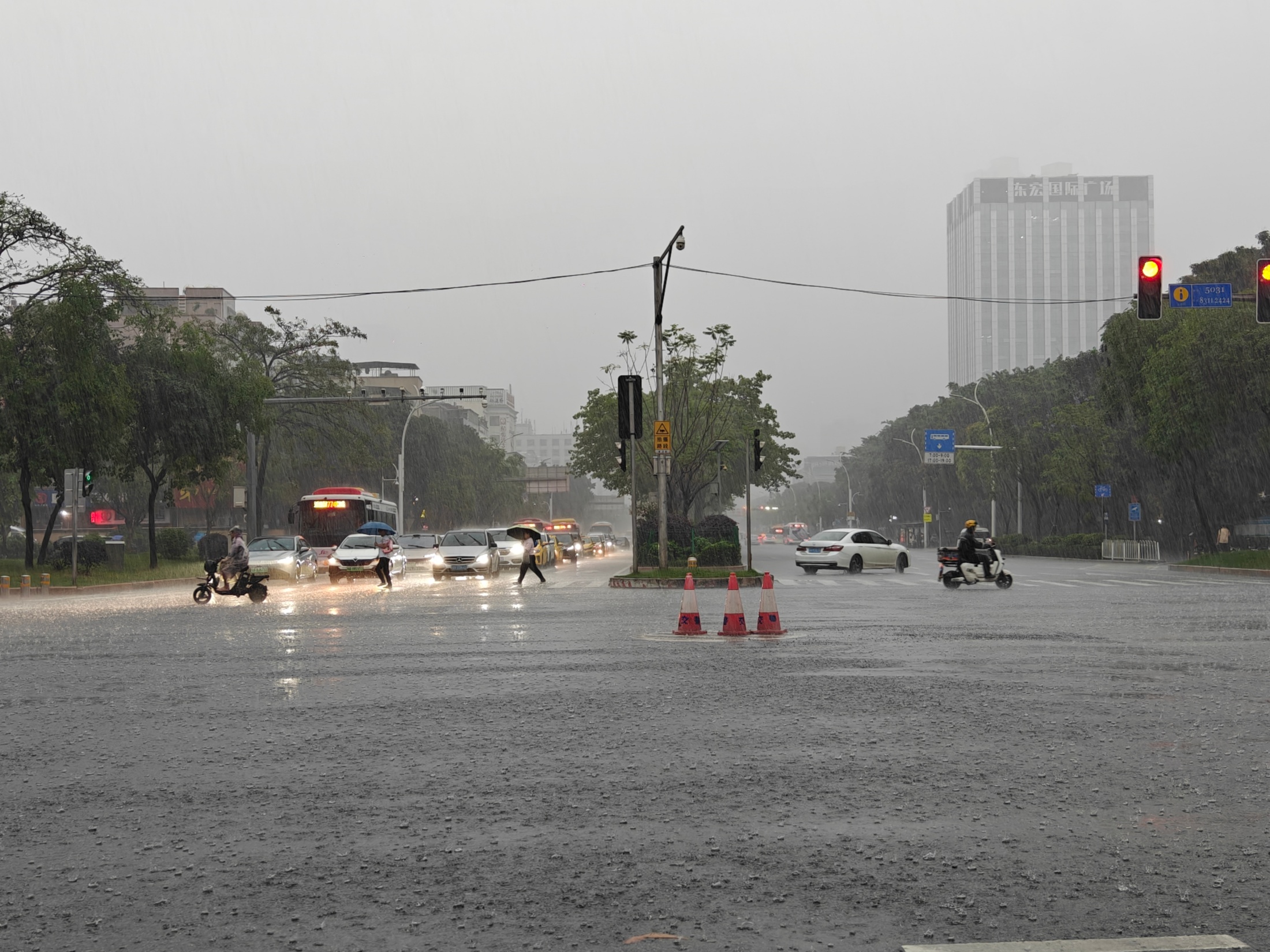 4月20日白天，强降雨来袭，广州街头。人民网 王雅蝶摄