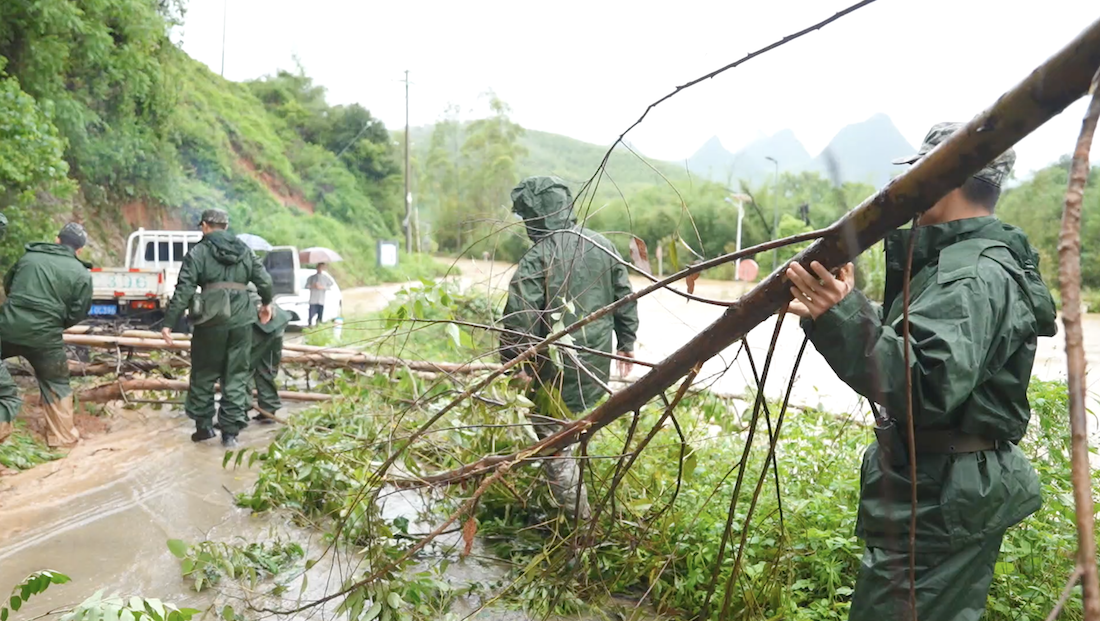 武警廣東總隊韶關支隊全力防汛救災。武警廣東總隊供圖