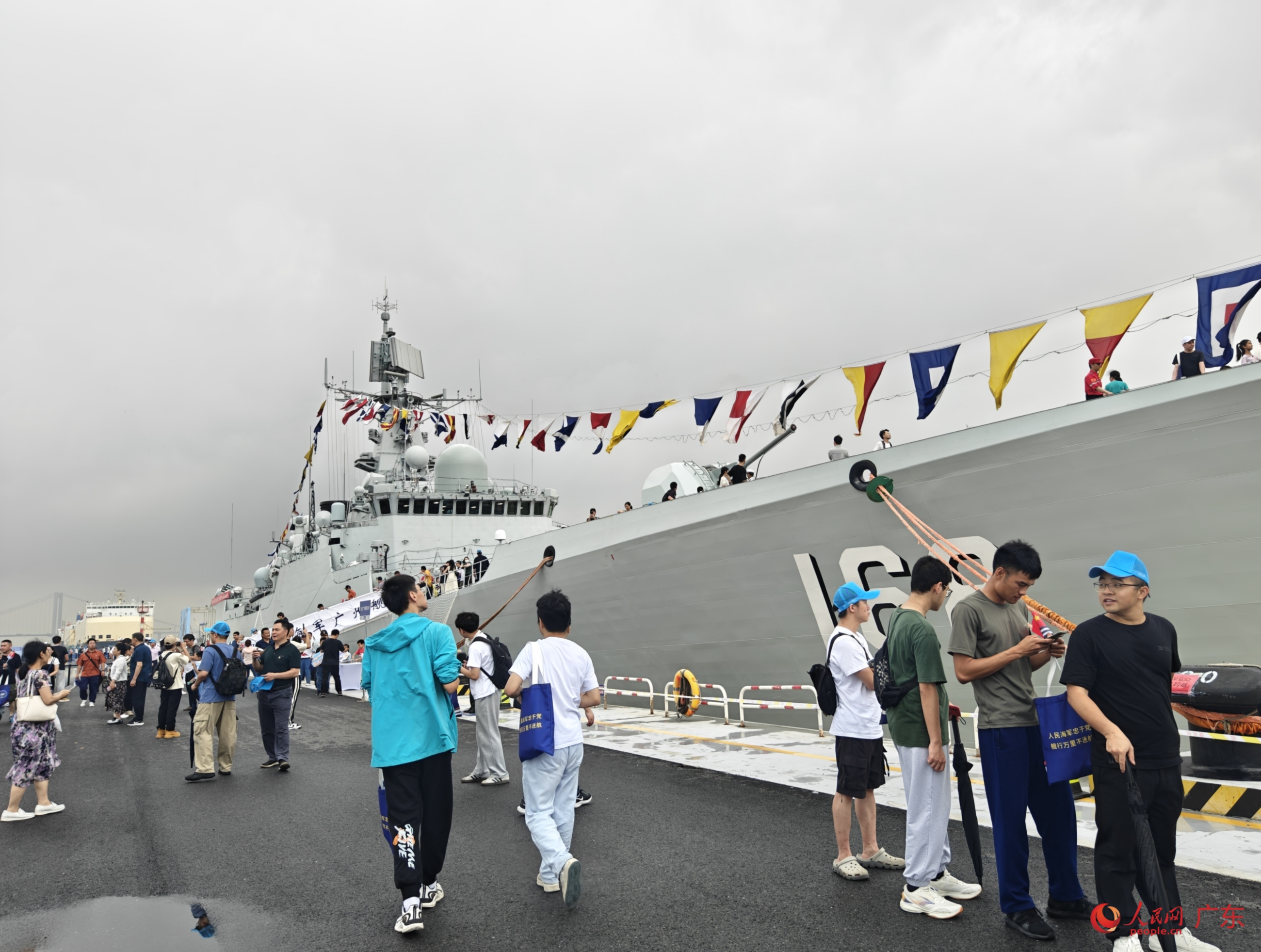 庆祝人民海军成立75周年双拥共建暨“广州舰回家乡”活动现场。人民网 王雅蝶摄