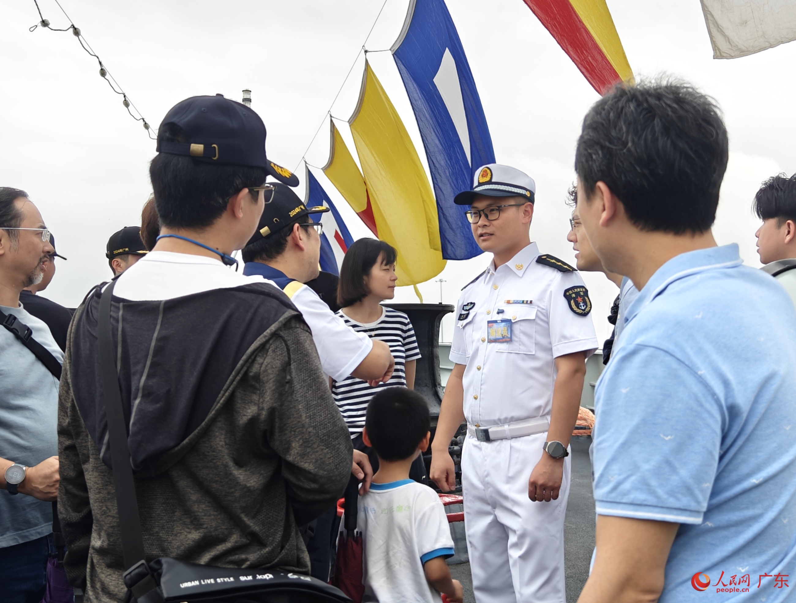 慶祝人民海軍成立75周年 “廣州艦回家鄉”活動舉行