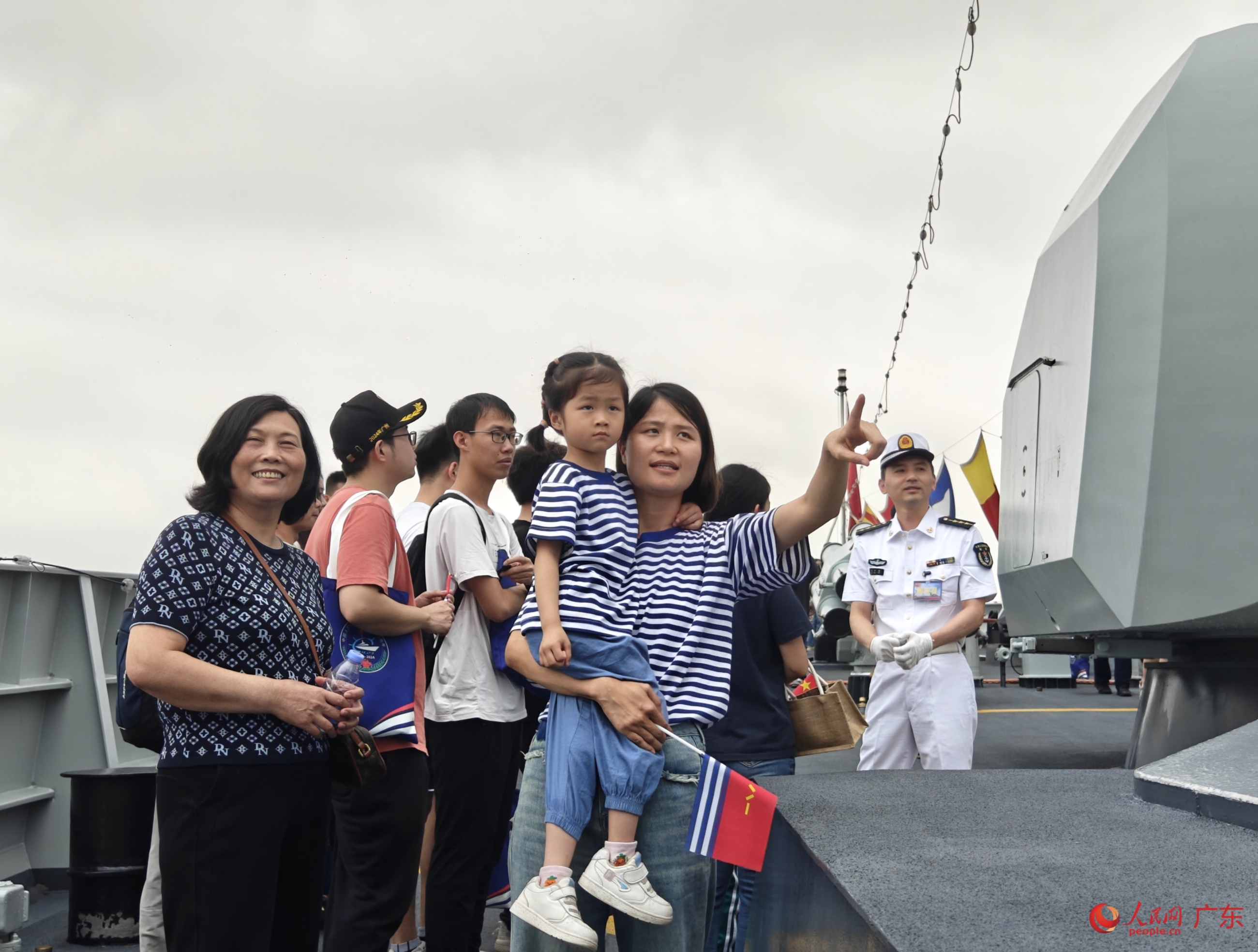 庆祝人民海军成立75周年 “广州舰回家乡”活动举行