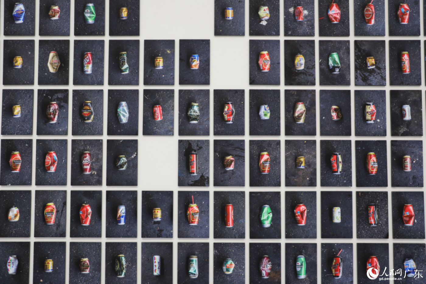 美术馆内展出作品《等值-易拉罐》。人民网 周睿摄