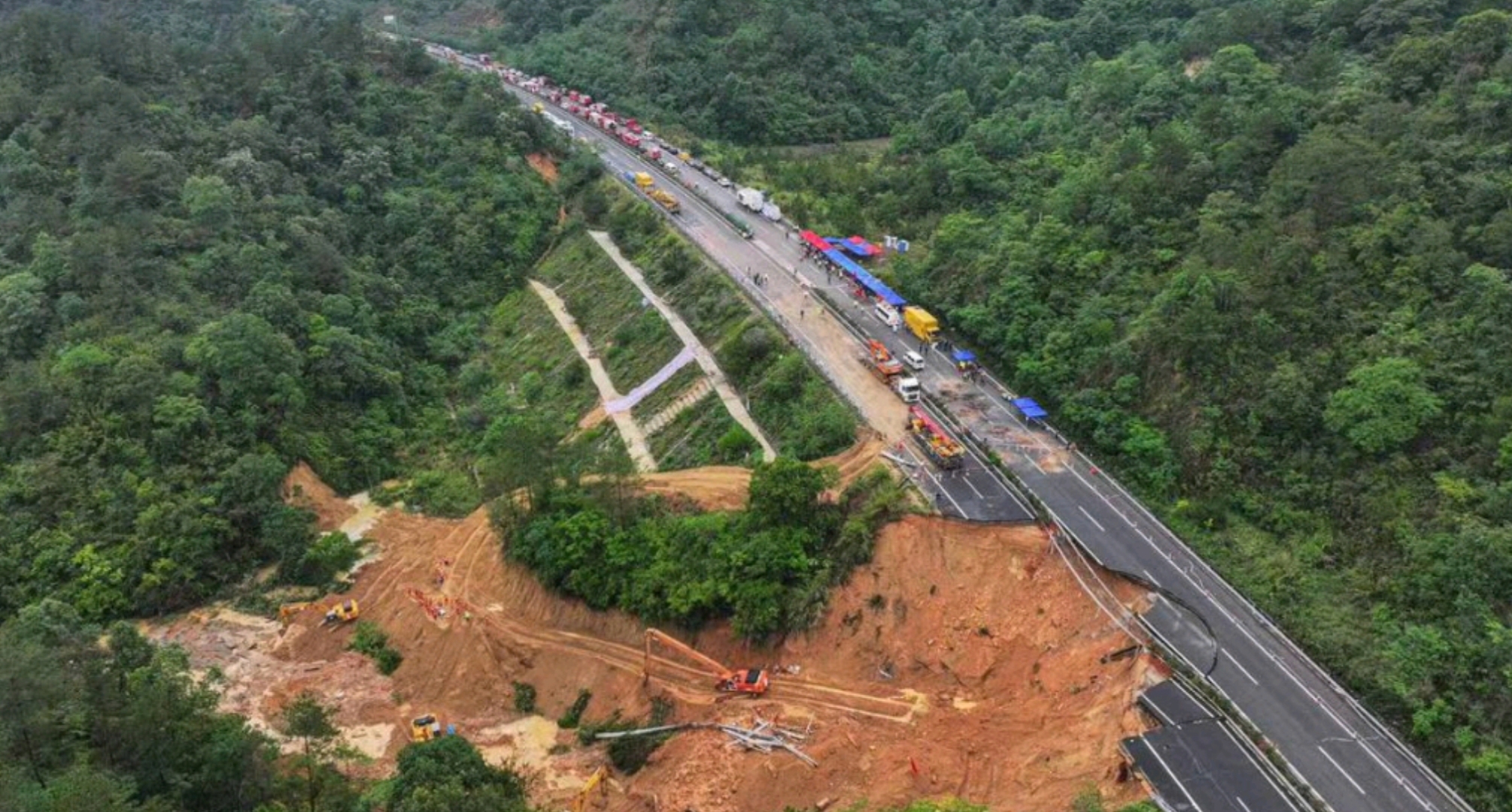 广东梅大高速路面塌陷致24人死亡 应急管理部派出工作组