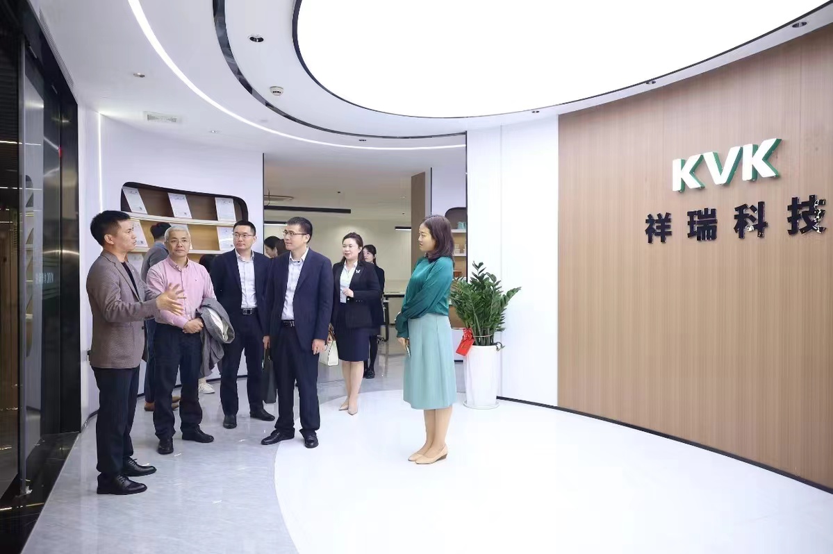农行东莞分行员工走进东莞市松山湖高新技术产业开发区，为园区内企业进行政策宣导，介绍金融产品。农行广东分行供图