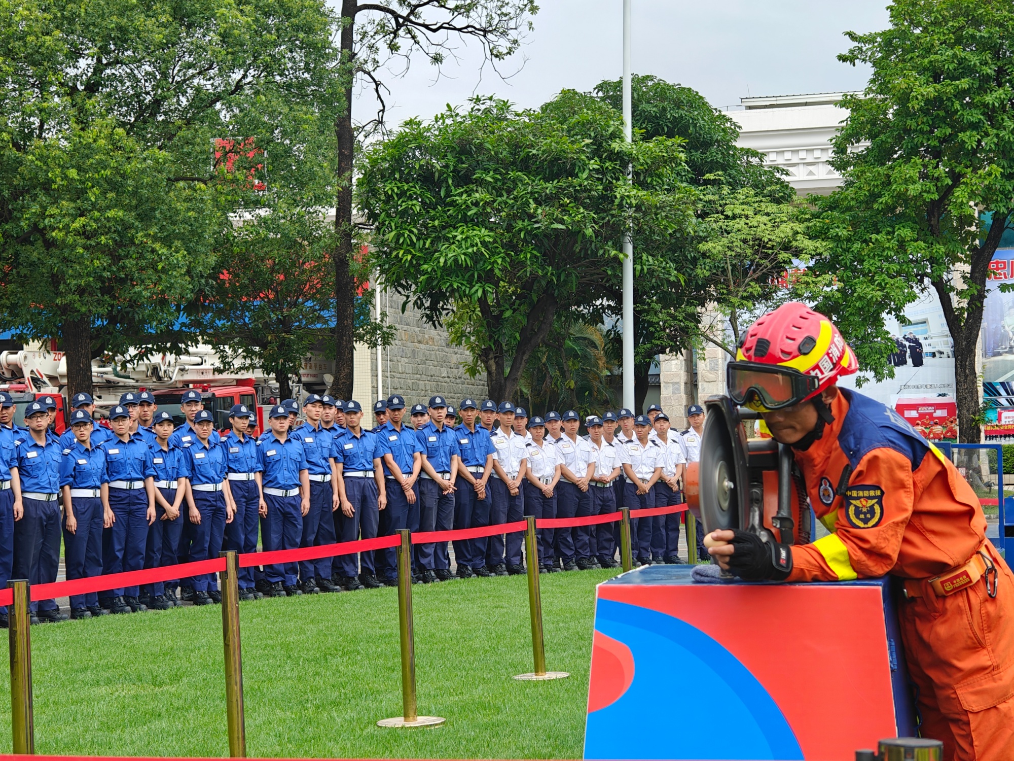 香港消防處消防及救護學院學員在中國救援廣東機動專業支隊觀摩精細切割技術。人民網 王雅蝶攝