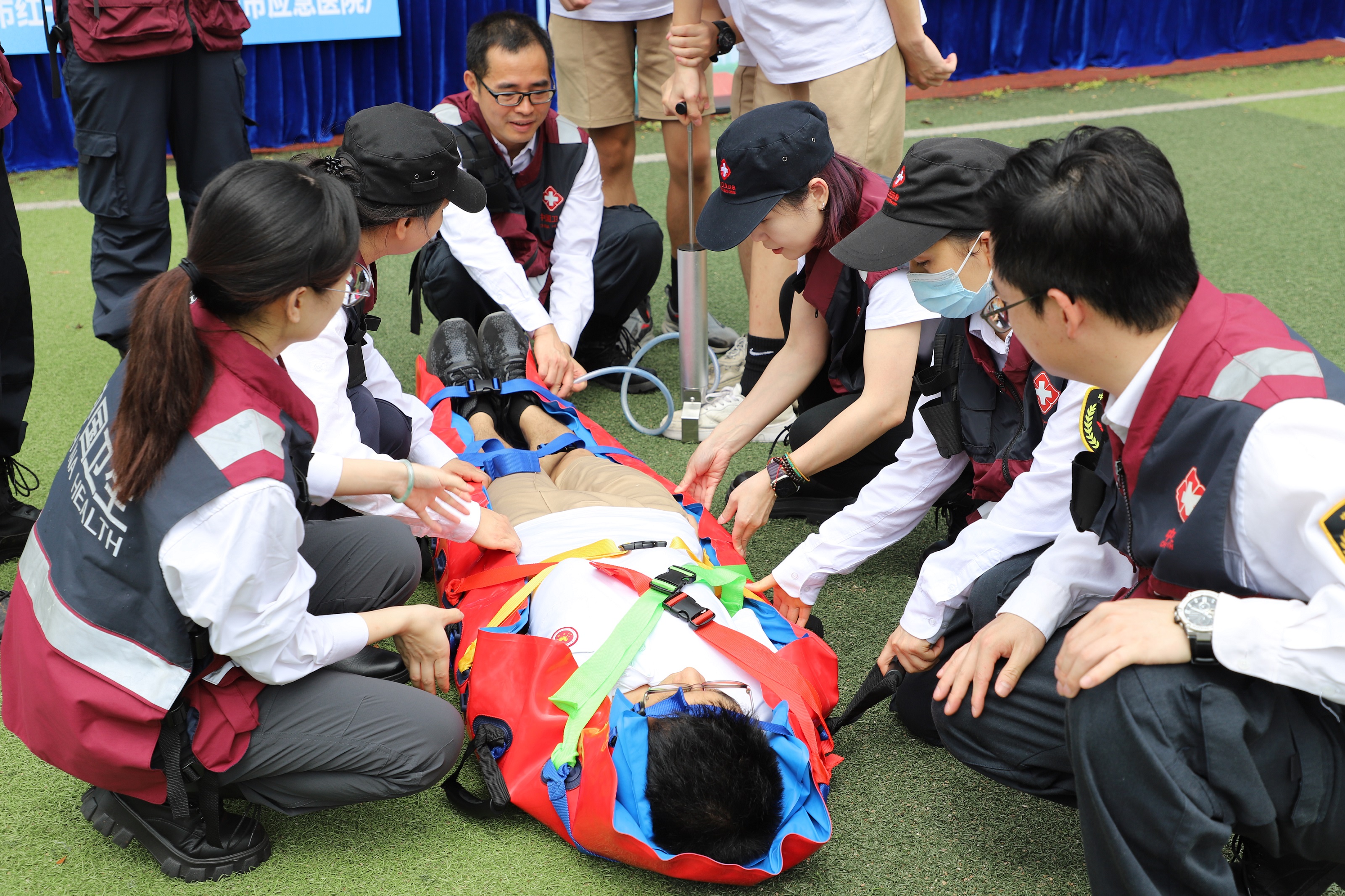 广州市红十字会医院医护人员向学生们演示使用真空负压夹板的正确姿势。人民网 周睿摄