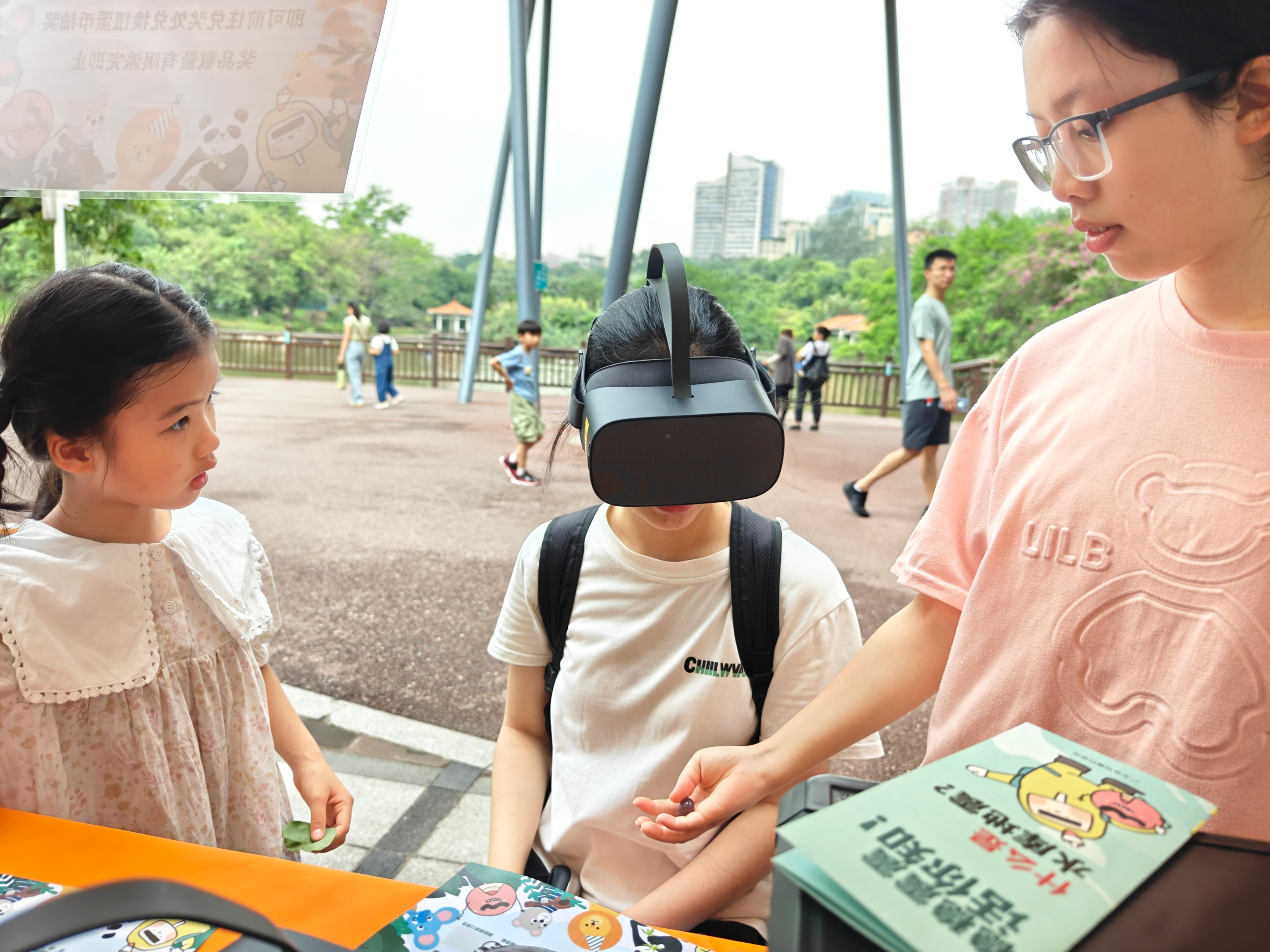 群眾通過VR眼鏡了解防震減災知識。人民網 王雅蝶攝