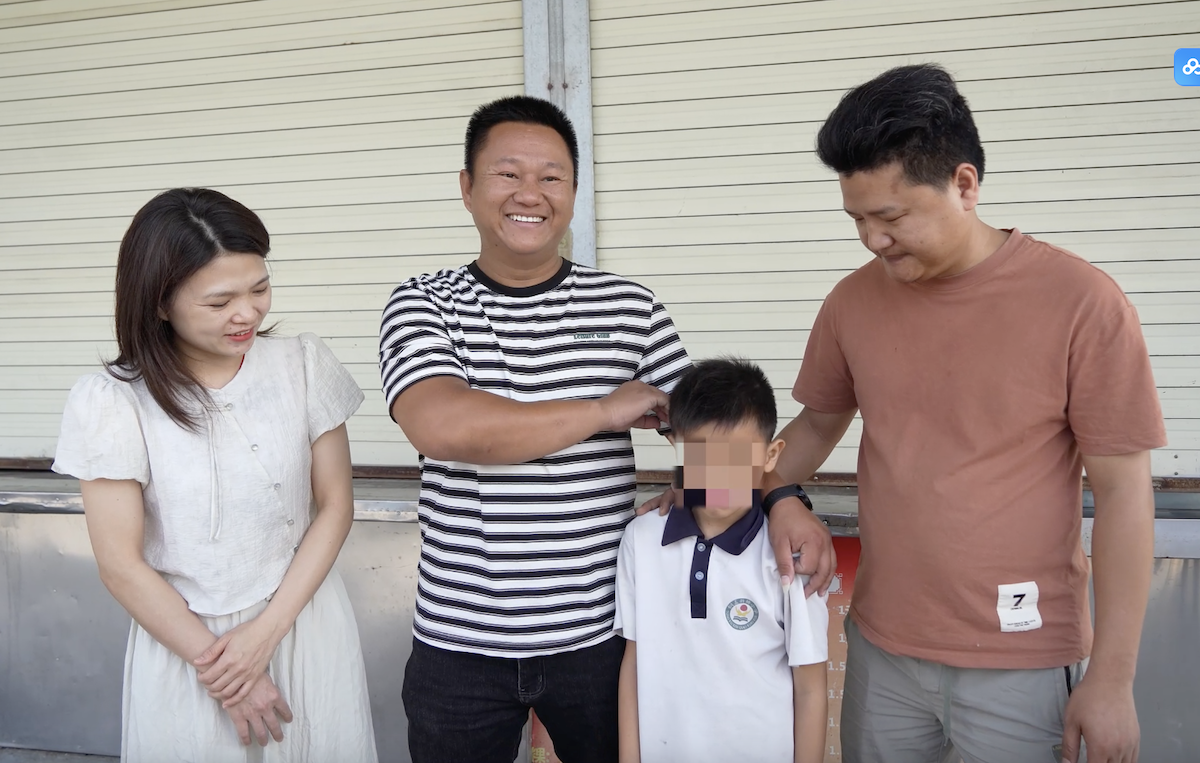 吴泽佳（左二）与彭康琪（左一）成功挽救小男孩的生命，小男孩家属当面道谢。图片来源：汕头融媒集团