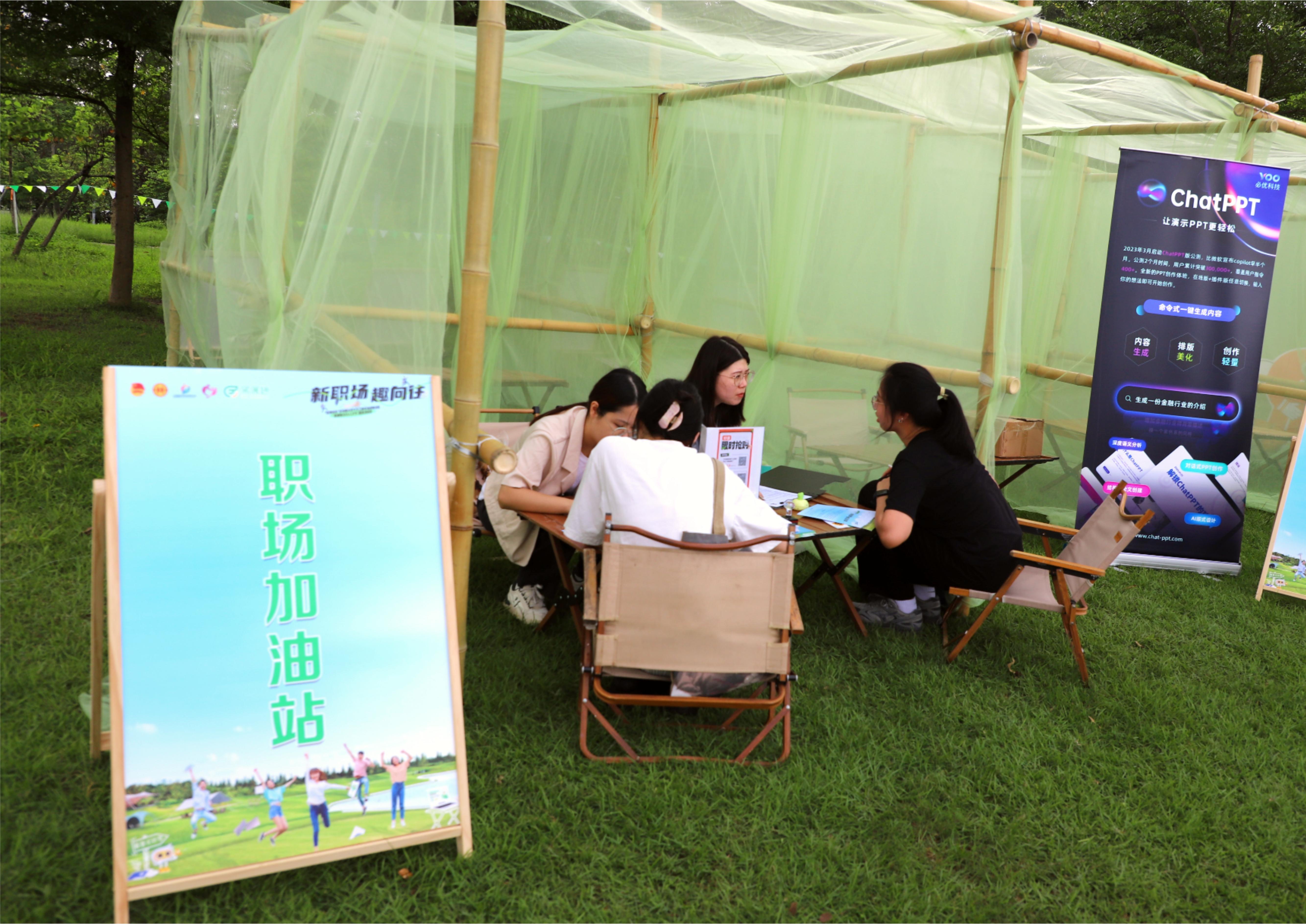 企业现场为学生介绍情况。人民网 宁玉瑛摄
