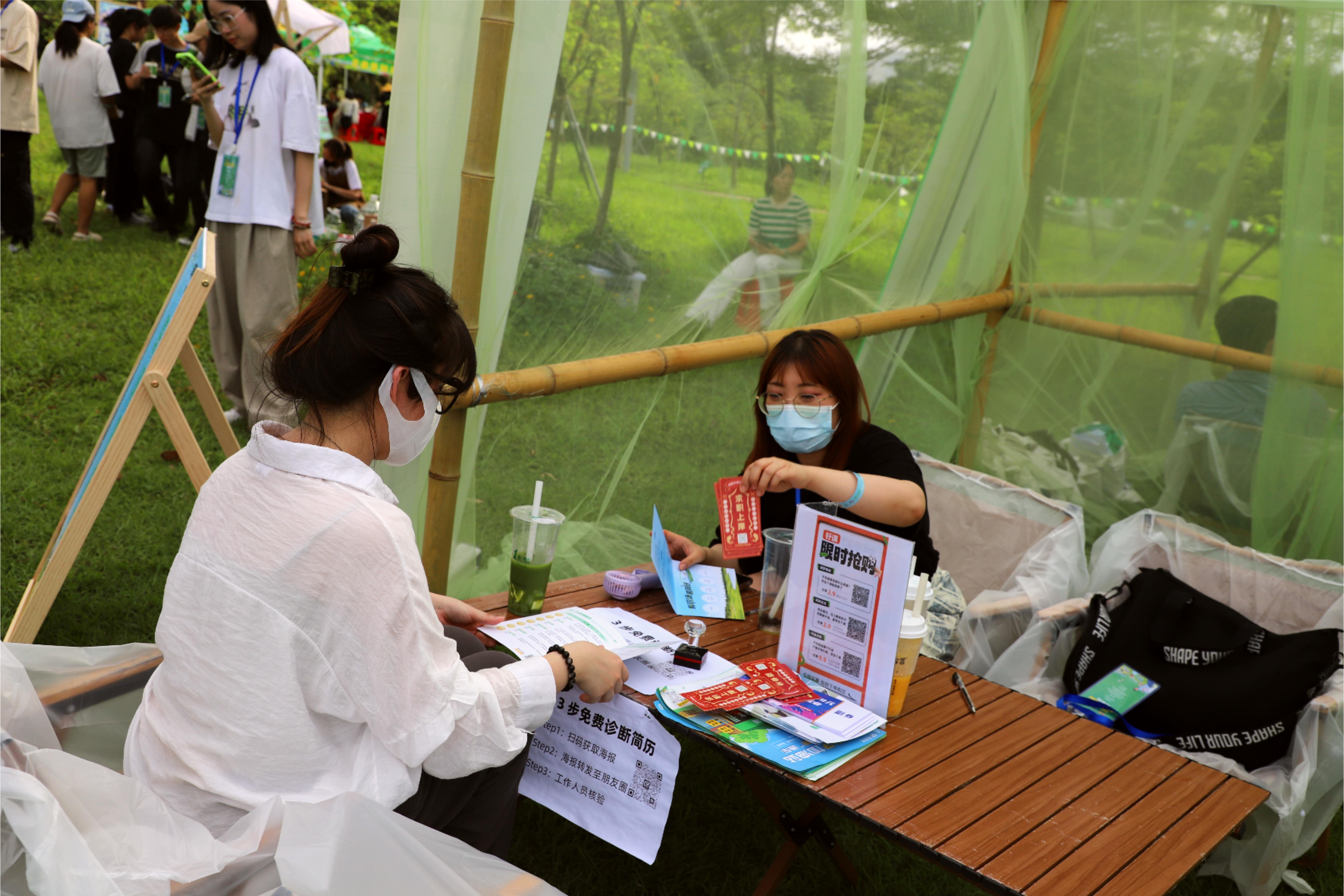 学生体验简历辅导。人民网 宁玉瑛摄