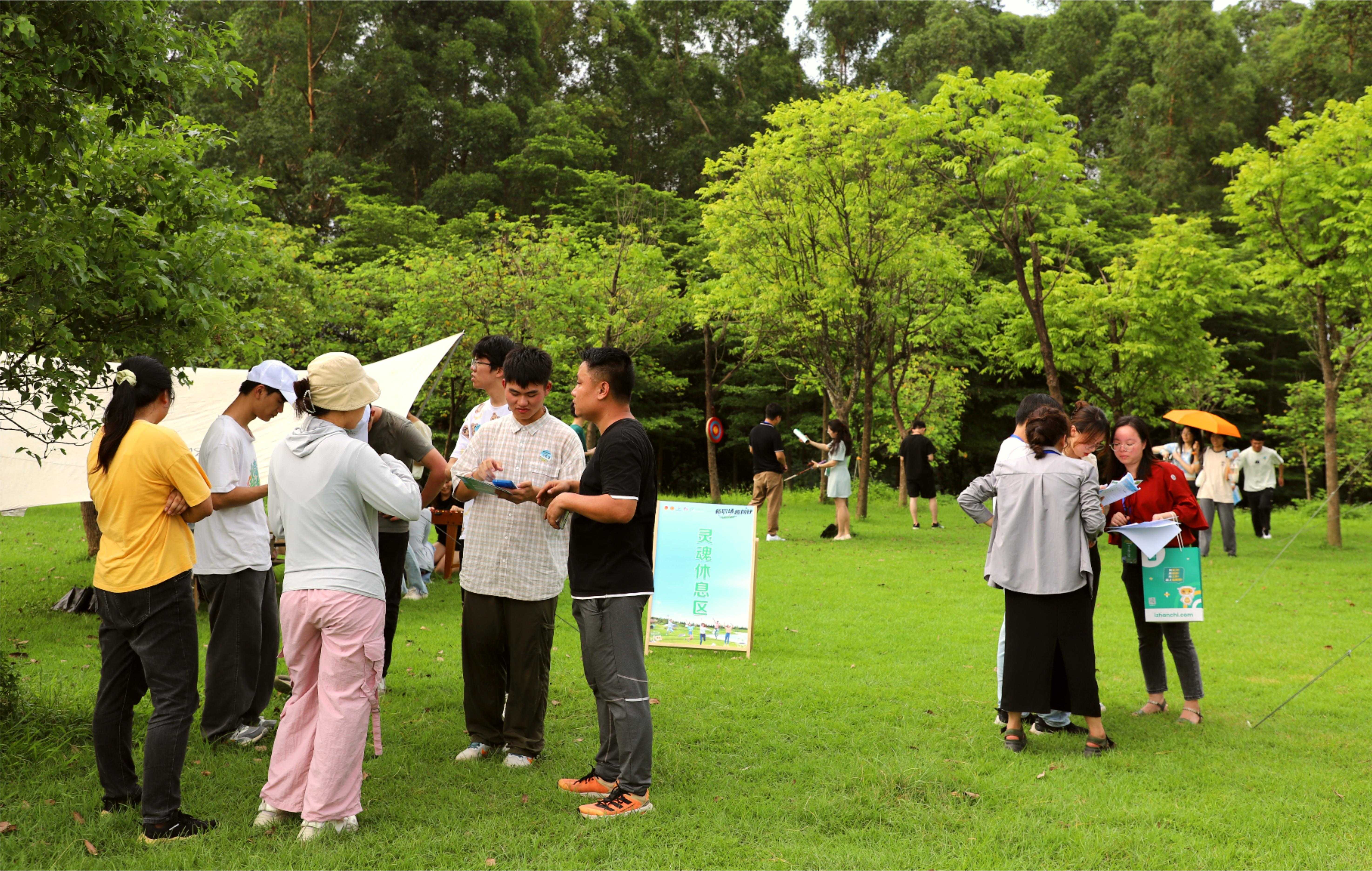 学生和企业代表自由交谈。人民网 宁玉瑛摄