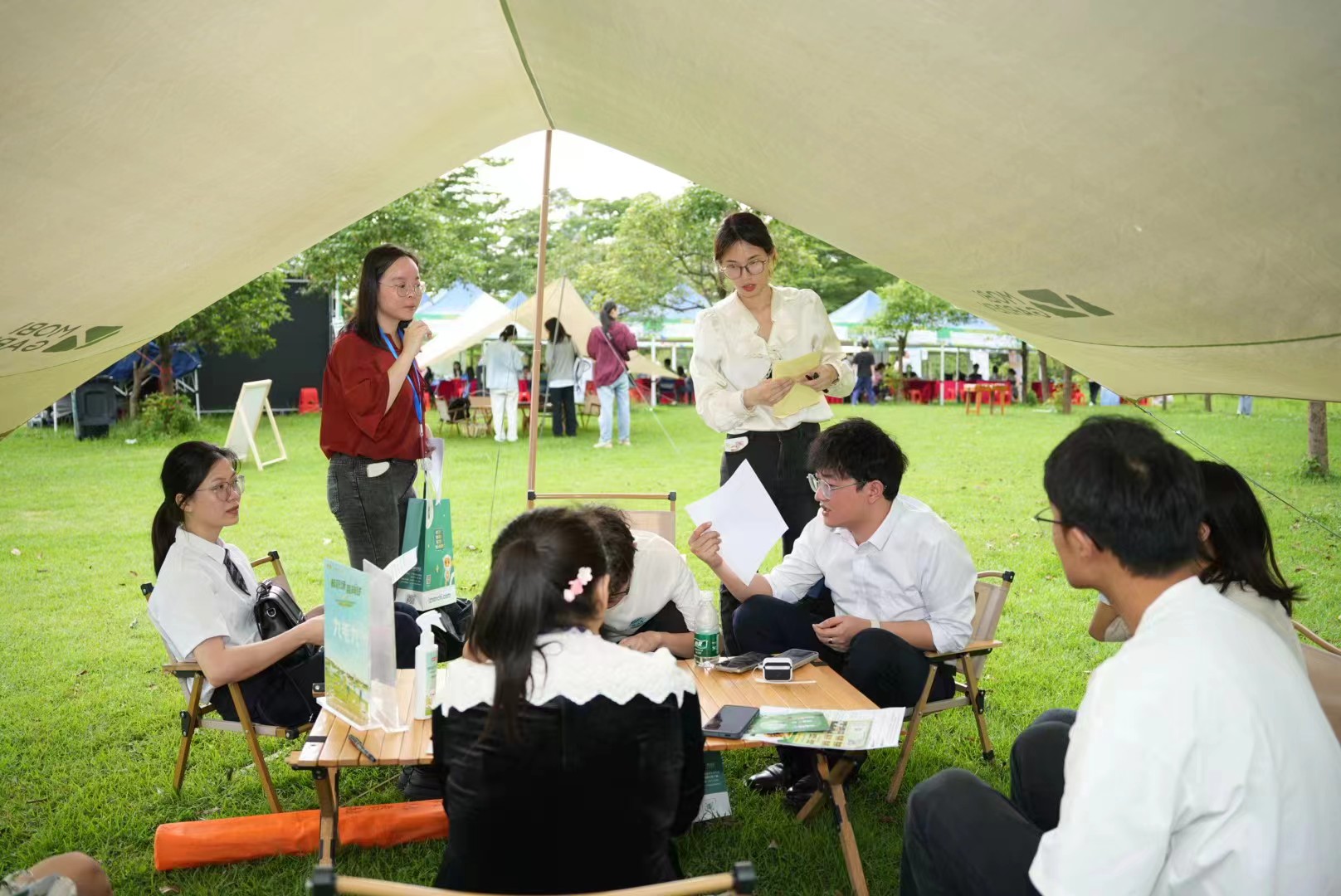 草地露营“面试会”。共青团广州市委员会供图
