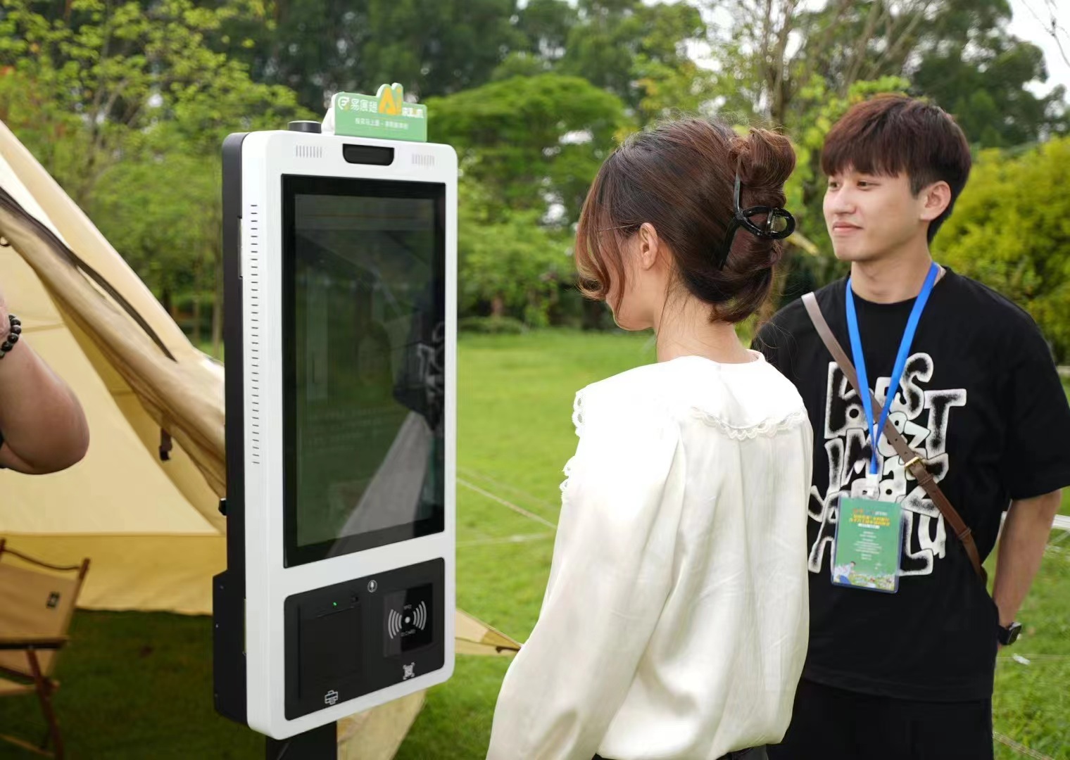 学生在进行AI 面试。共青团广州市委员会供图