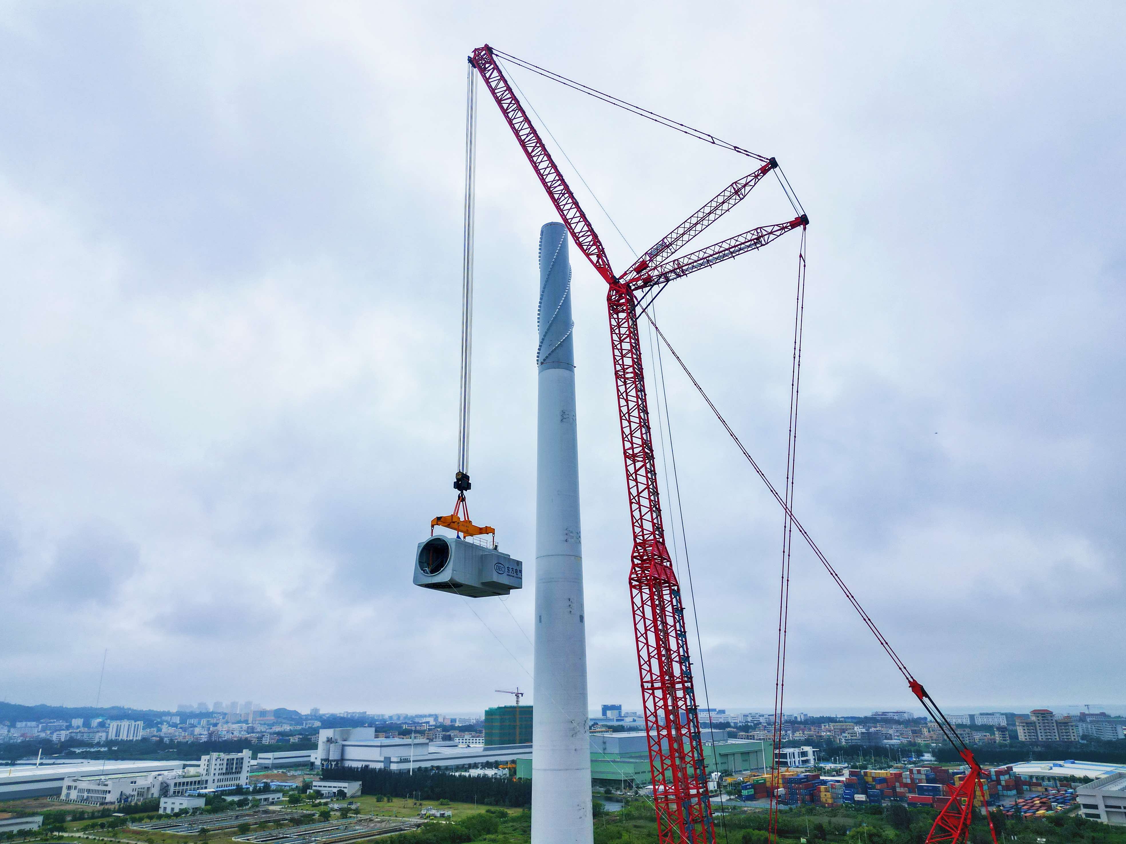 5月23日，目前全球已经开始安装的最大功率等级海上风电机组正在广东省临海试验基地进行吊装准备，图为大型起重装备正在吊装风机主机。潘军 摄