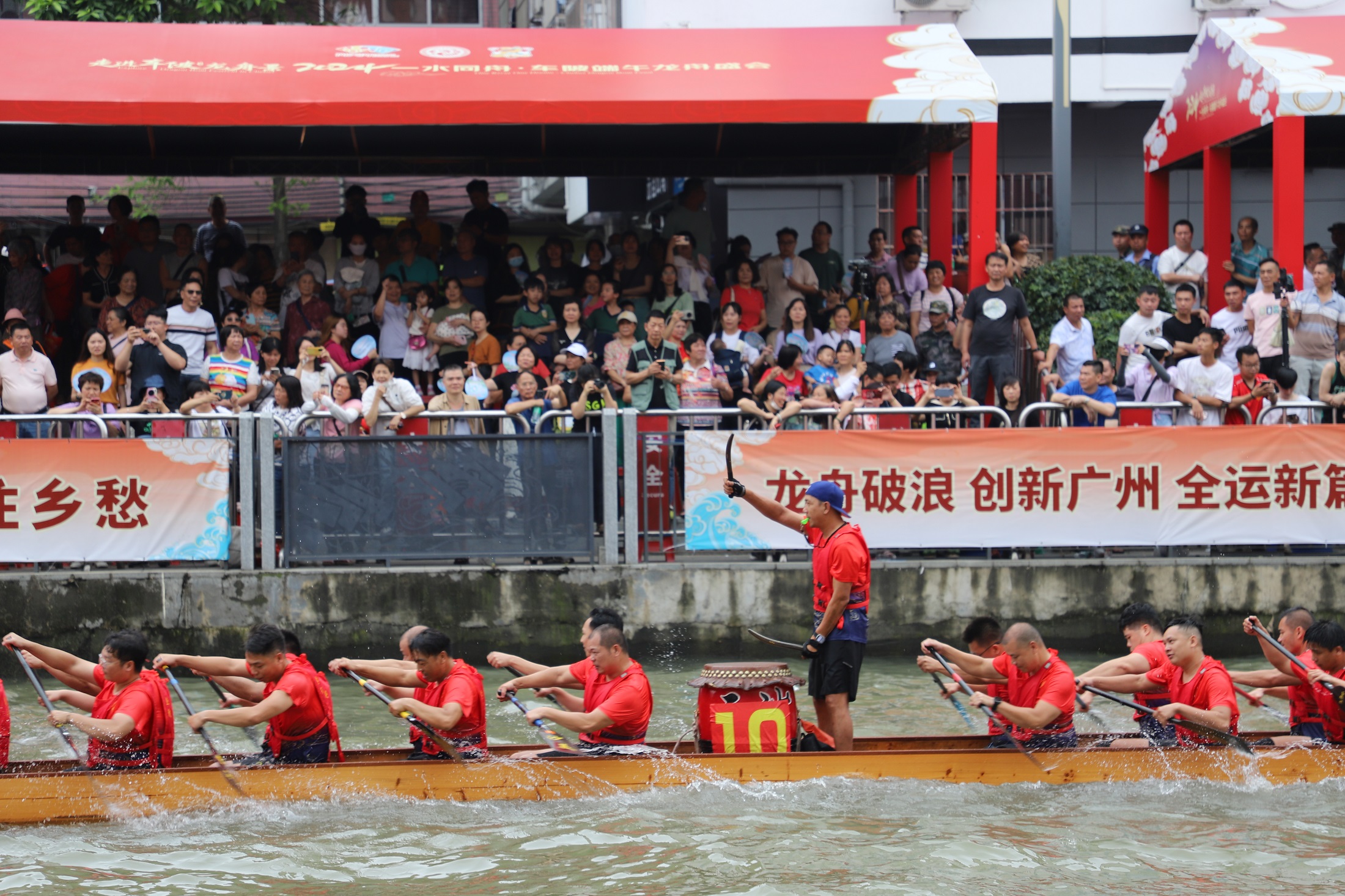 龙舟选手们在水面上挥桨如飞。人民网 周睿摄
