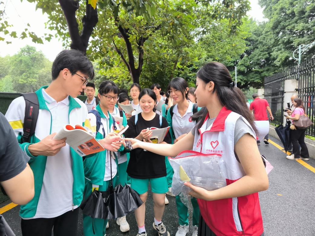 广州青年志愿者们助力高考。共青团广州市委员会供图