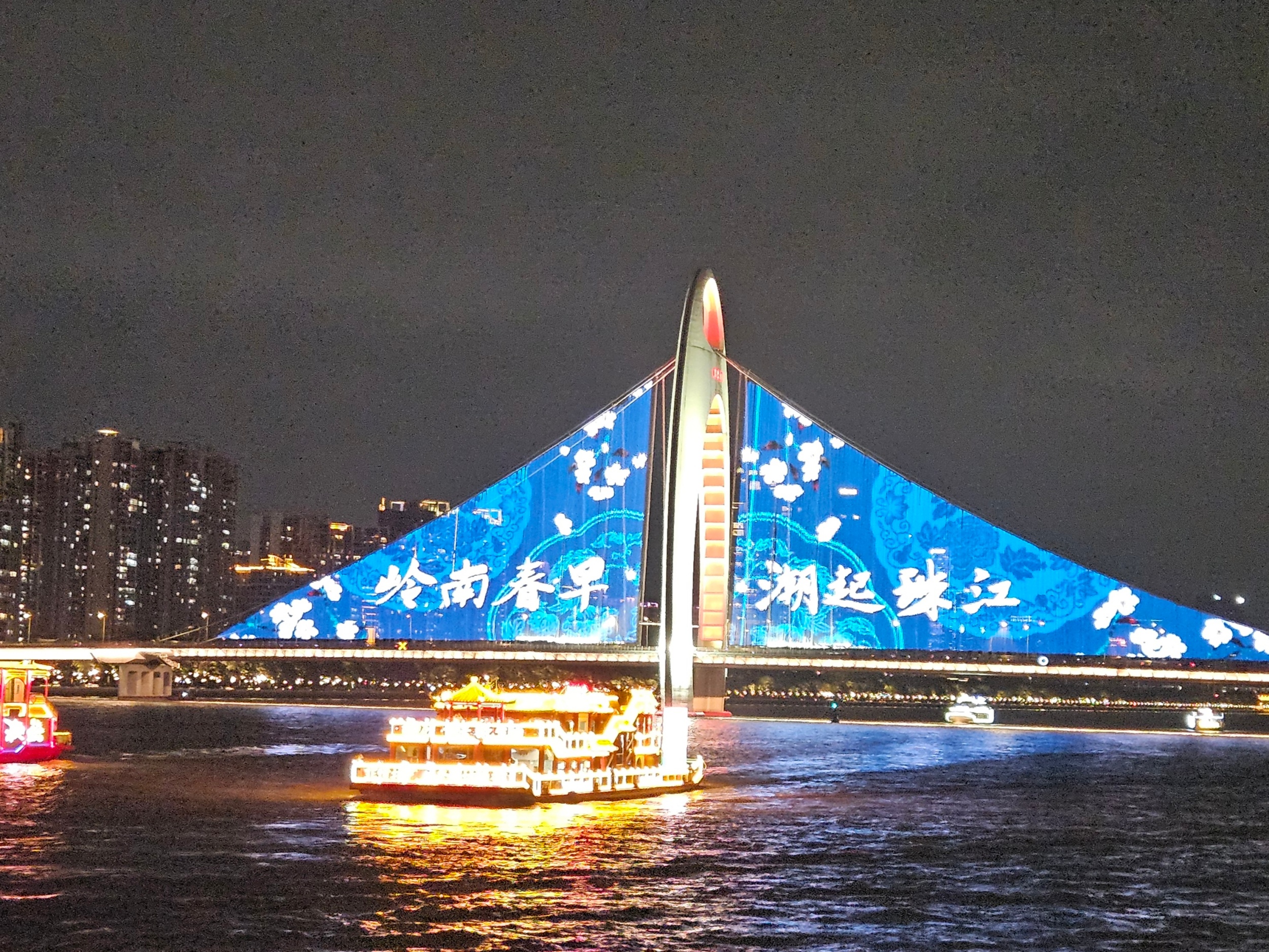 在广州，来一场珠江夜游。人民网 张永生摄