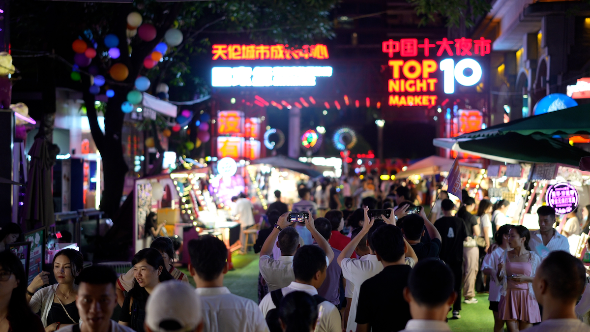 游客对夜景拍照留念。人民网记者 王天乐摄