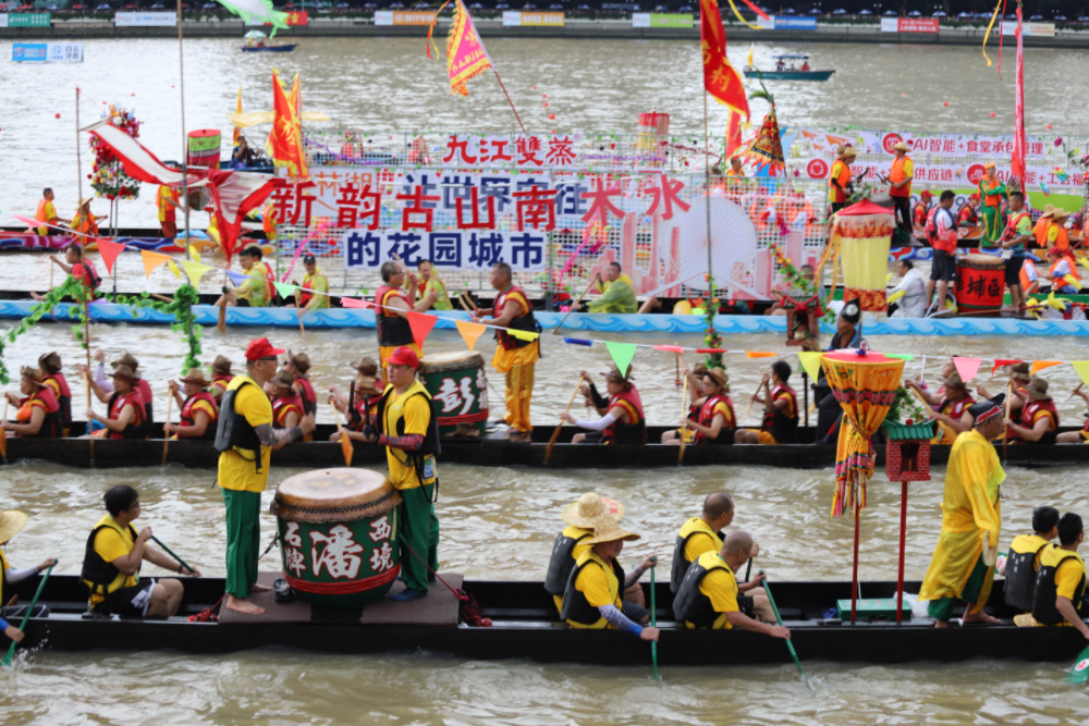 珠江江面锣鼓喧天、旌旗摇动、热闹非凡。人民网 周睿摄
