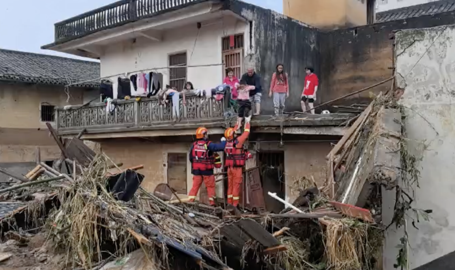 消防救援人員在梅州市受災地區轉移被困群眾。廣東省消防救援總隊供圖