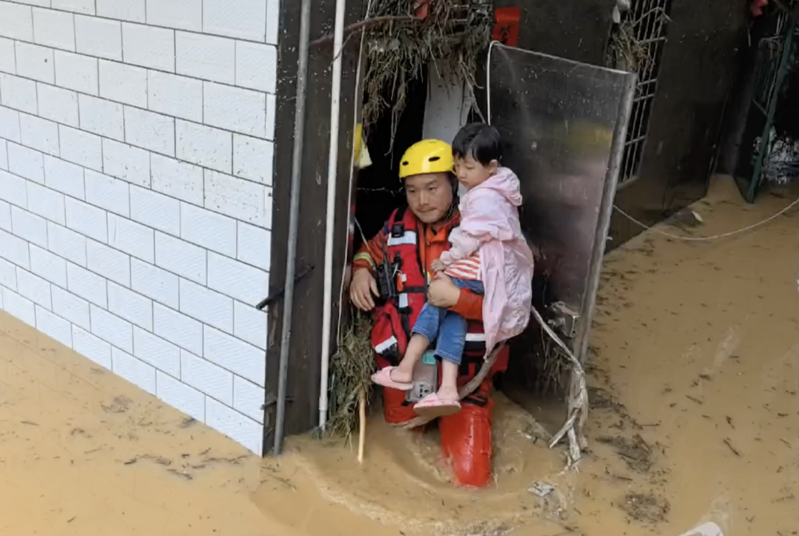 消防救援人員在梅州市受災地區轉移被困群眾。廣東省消防救援總隊供圖