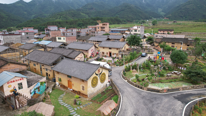 改造后的石坪村，瑤族與壯族文化相映成趣。陶意攝