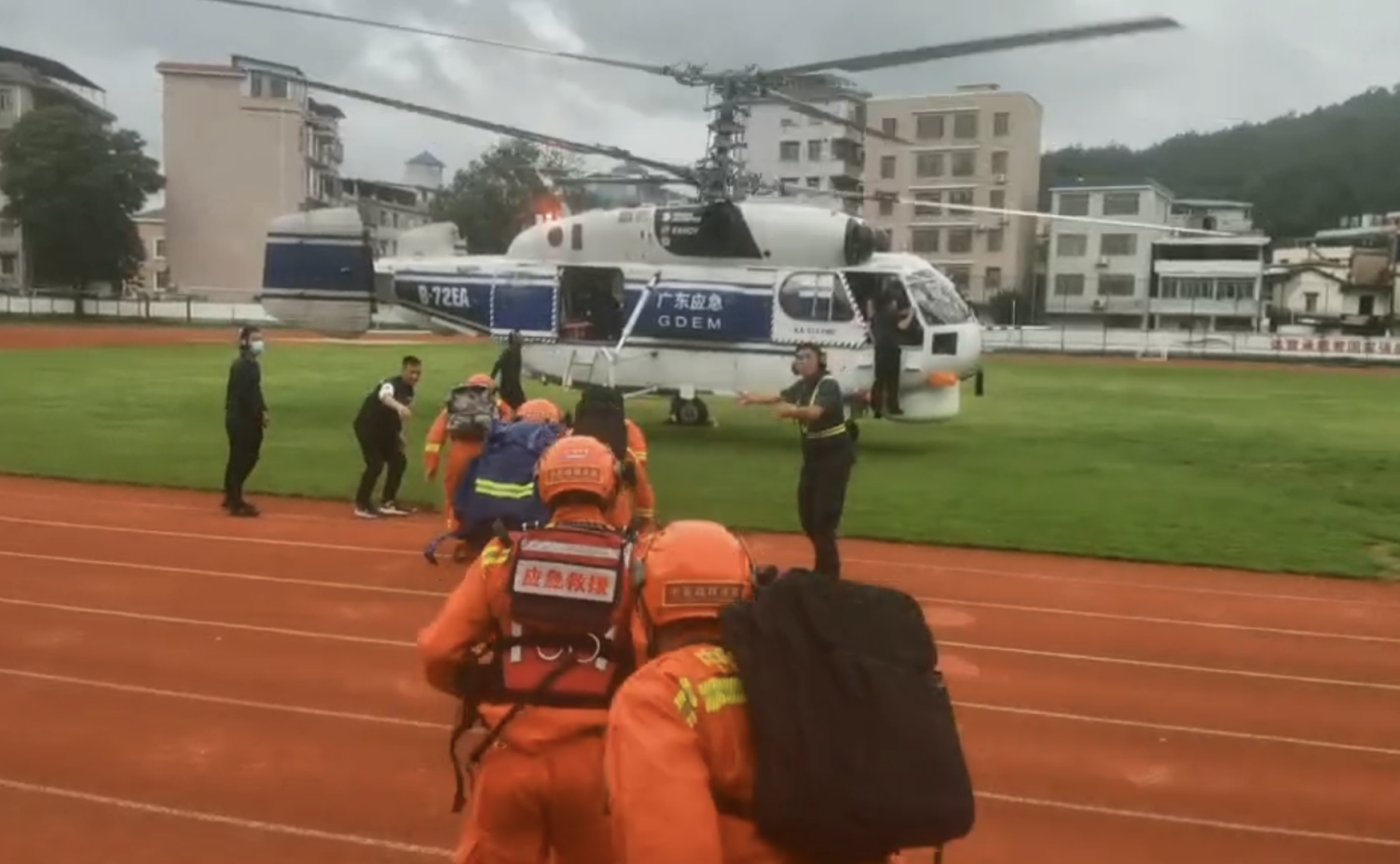 截至6月18日15时，广东已派出5架直升机赴梅州开展抢险救援工作。广东省应急管理厅供图