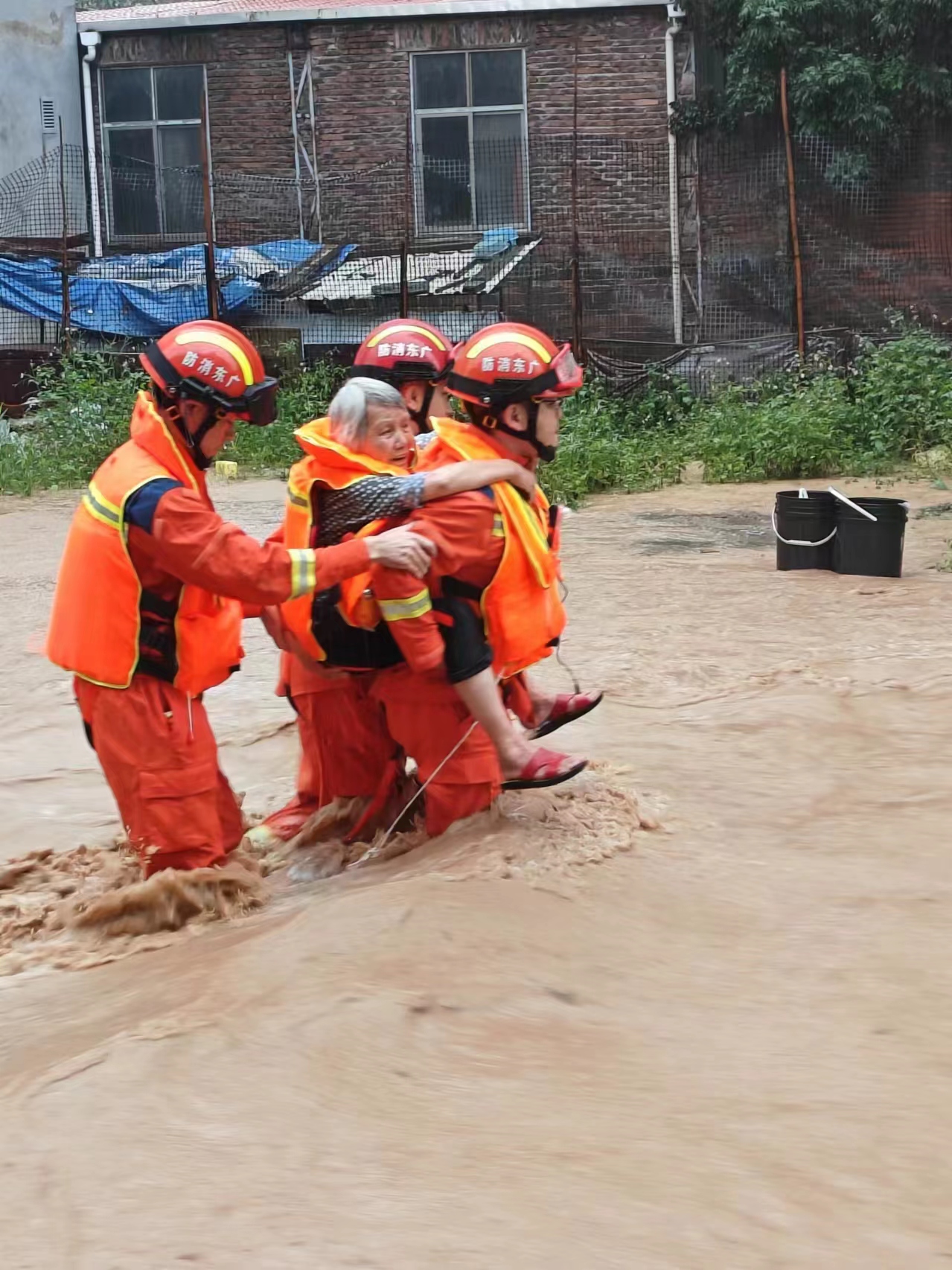 消防救援人员在梅州市受灾地区转移受困群众。梅州市消防救援支队供图