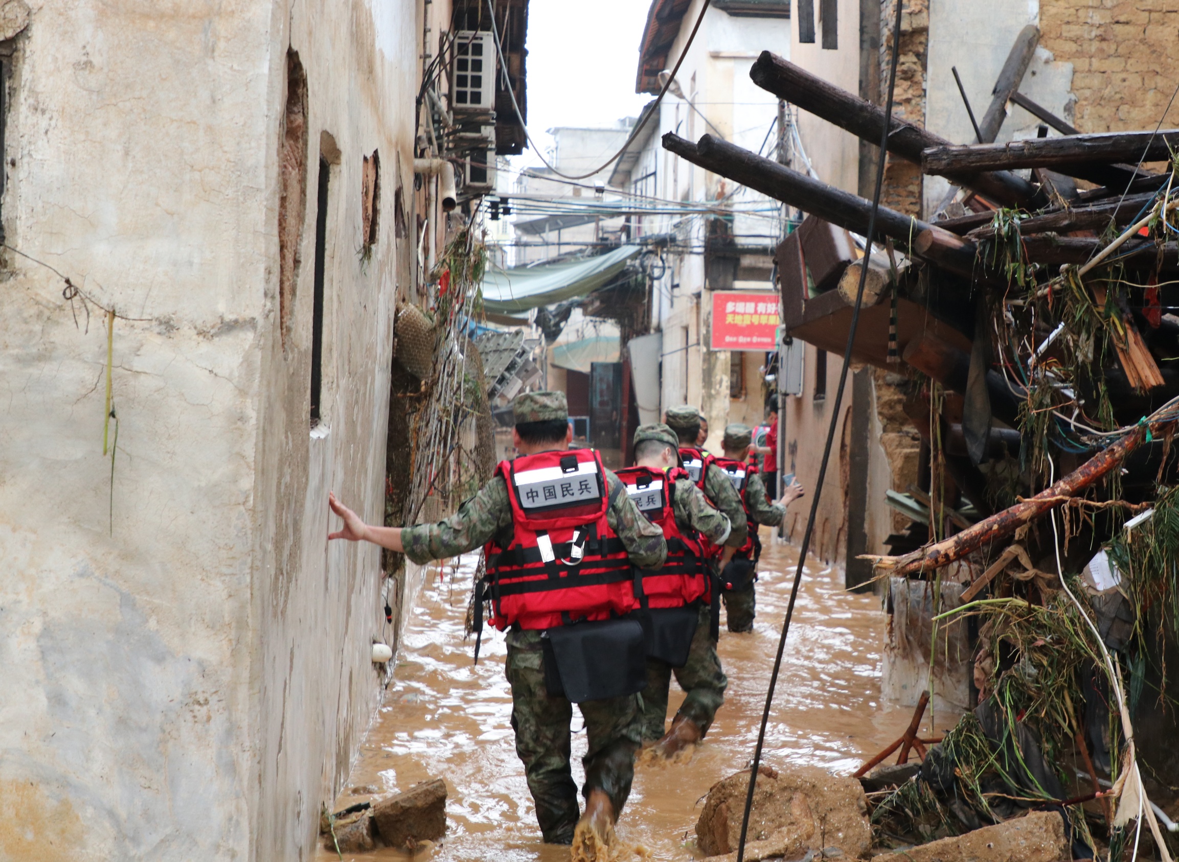 梅州市梅县区组织应急大队在松源镇开展抢险救灾。梅州市退役军人事务局供图