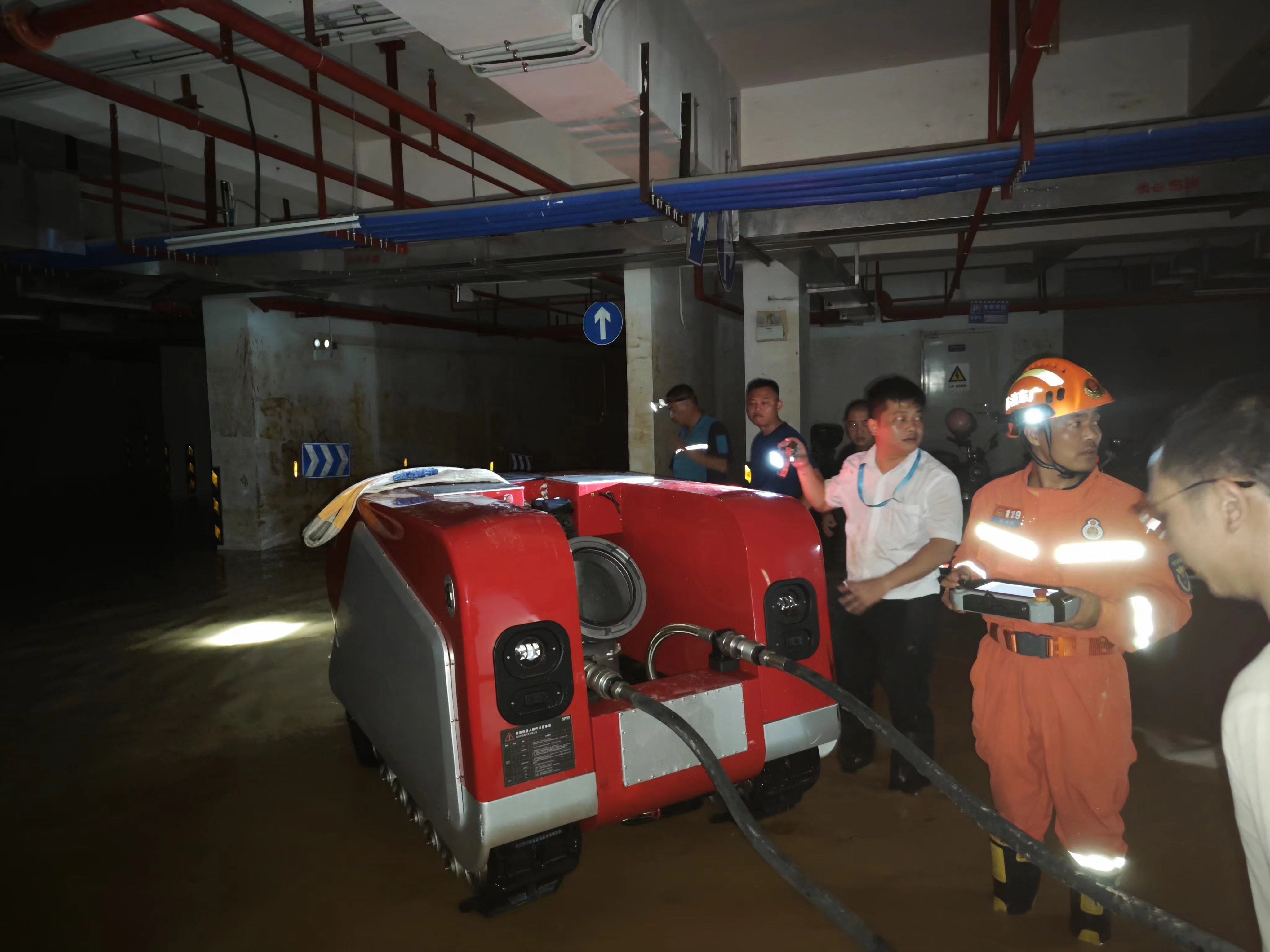 消防救援人员在梅州市受灾地区开展排涝工作。广州市消防救援支队供图