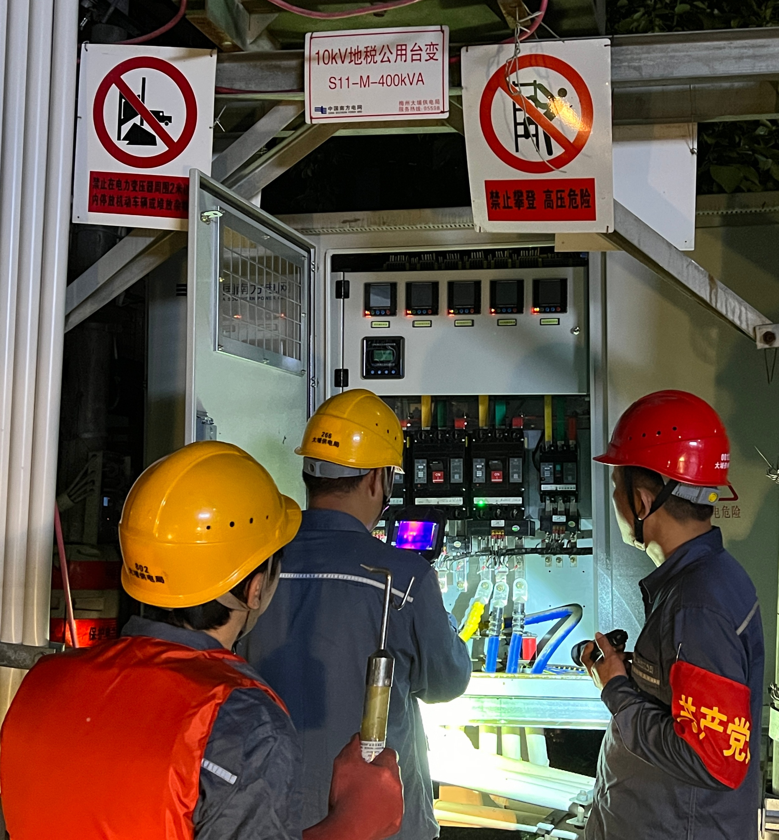 南方电网广东梅州大埔供电局茶阳供电所工作人员开展抢修复电。方龙拴摄