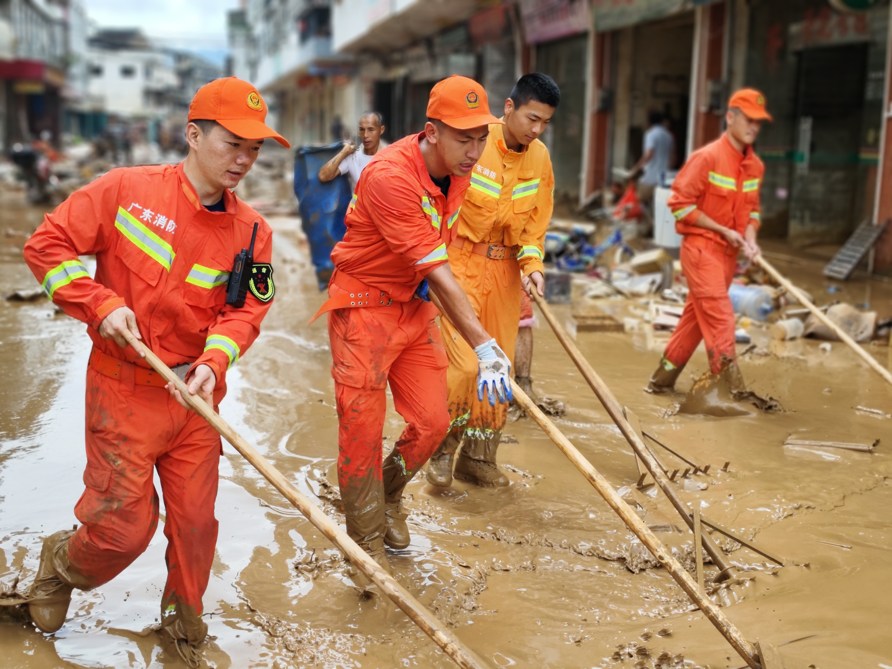消防救援人員在梅州市受災地區清理淤泥。汕頭市消防救援支隊供圖