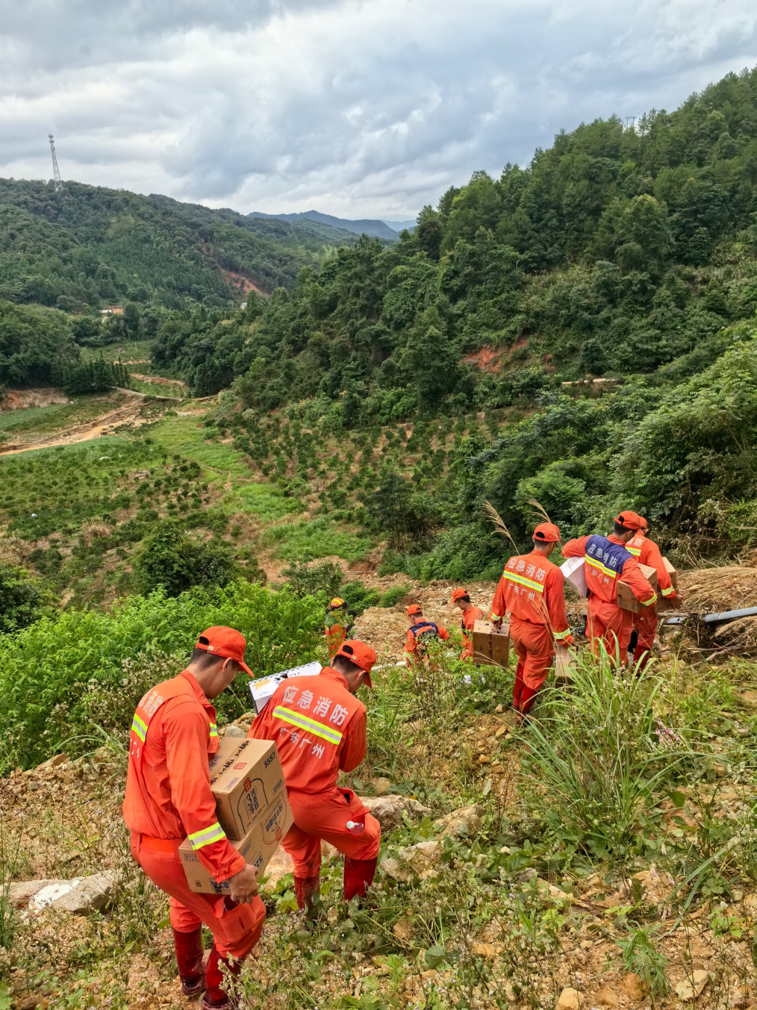 消防救援人员在梅州市受灾地区搬运救援物资。广州市消防救援支队供图