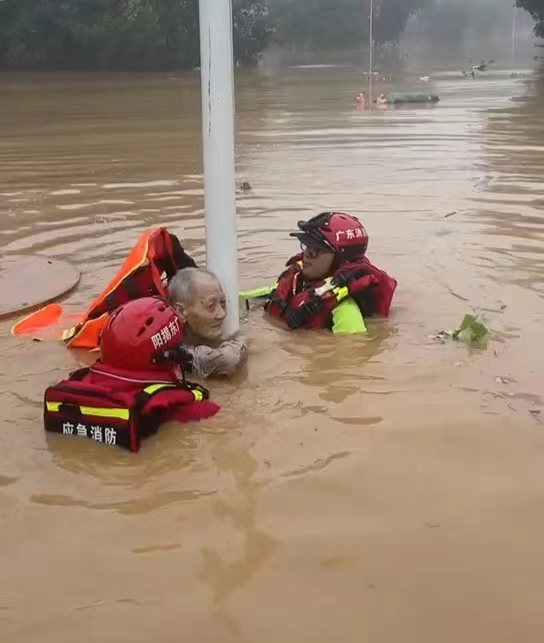 消防救援人員在梅州市受災地區轉移受困群眾。揭陽市消防救援支隊供圖