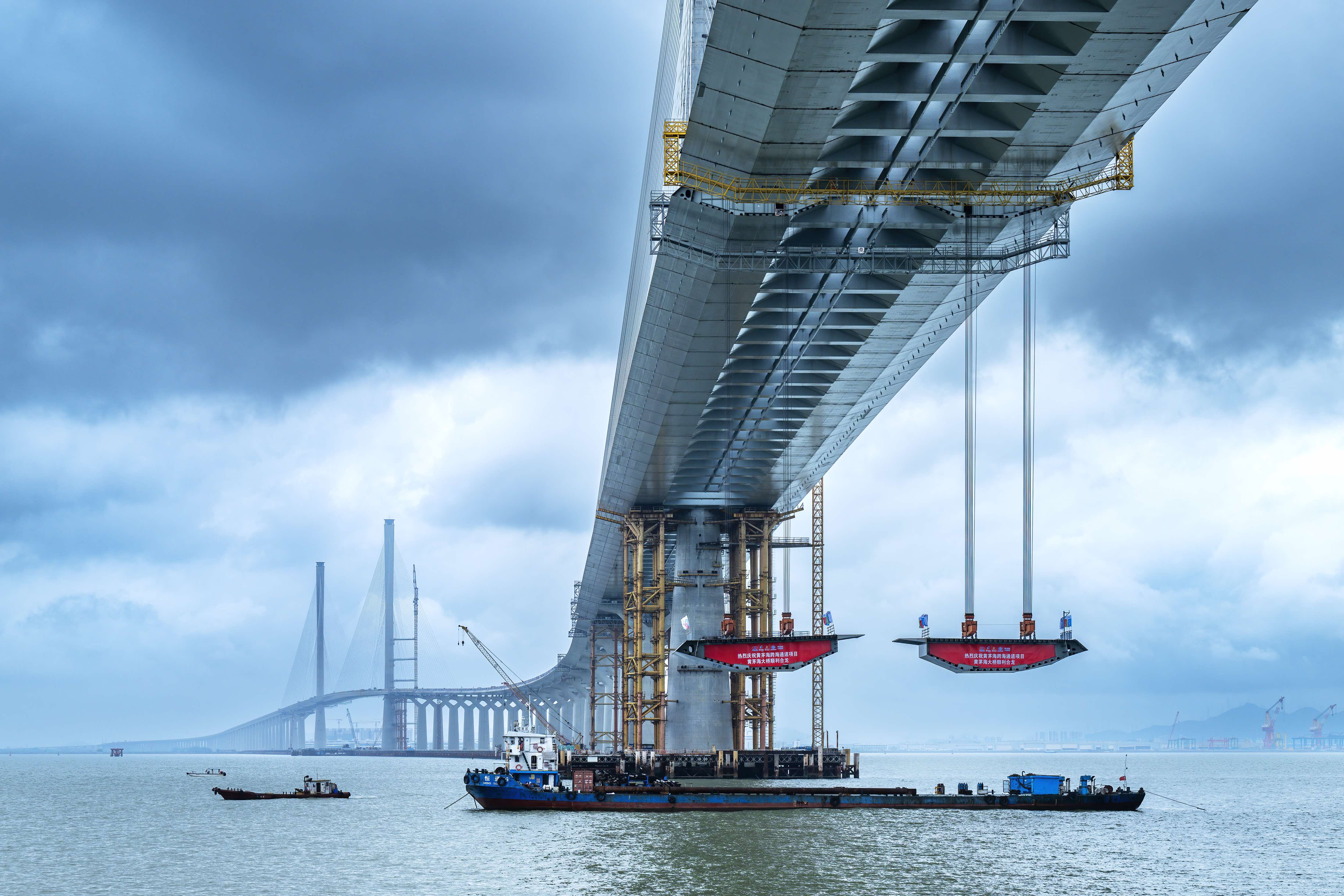 黃茅海大橋最后一片鋼箱梁吊裝現場。黃茅海跨海通道管理中心供圖