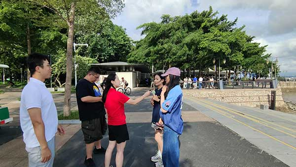 人民网记者采访红树林公园游客。人民网记者 李彤摄