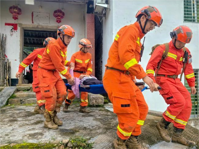 消防救援人員在梅州市受災地區開展搶險救援。國家消防救援局廣東機動隊伍供圖