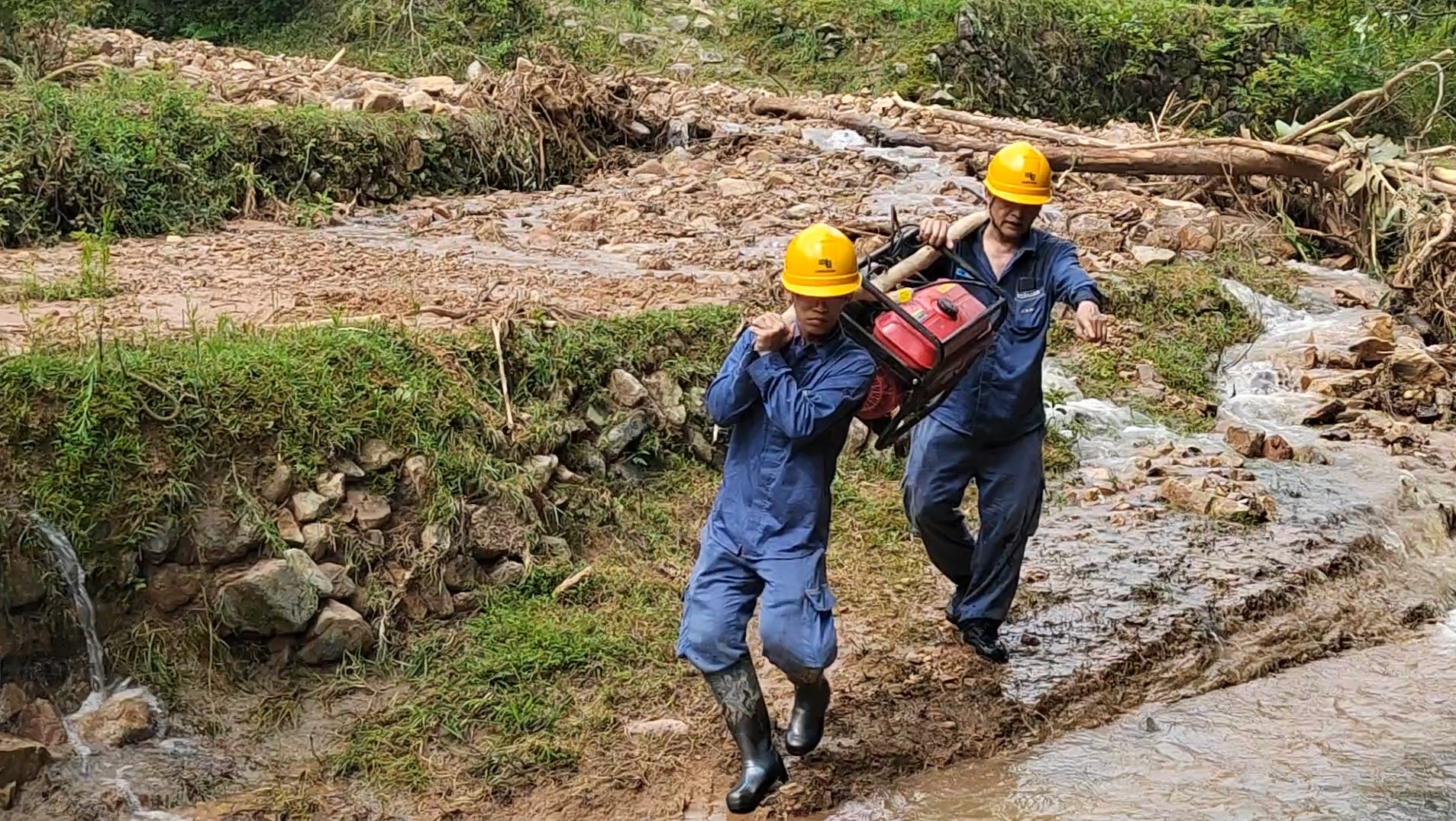 6月22日，南方電網廣東梅州梅縣供電局鬆源供電所搶修人員正在運送發電機到良進石村。鐘立彬攝