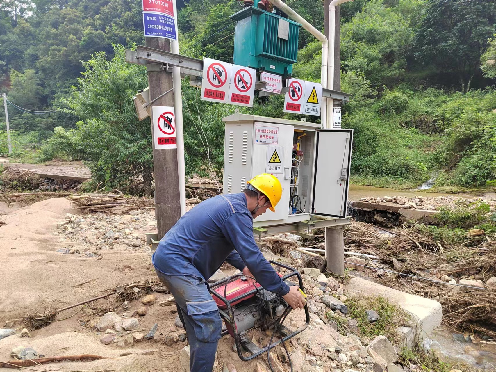 6月22日，南方電網廣東梅州梅縣供電局鬆源供電所搶修人員在良進石村接入發電機。鐘立彬攝