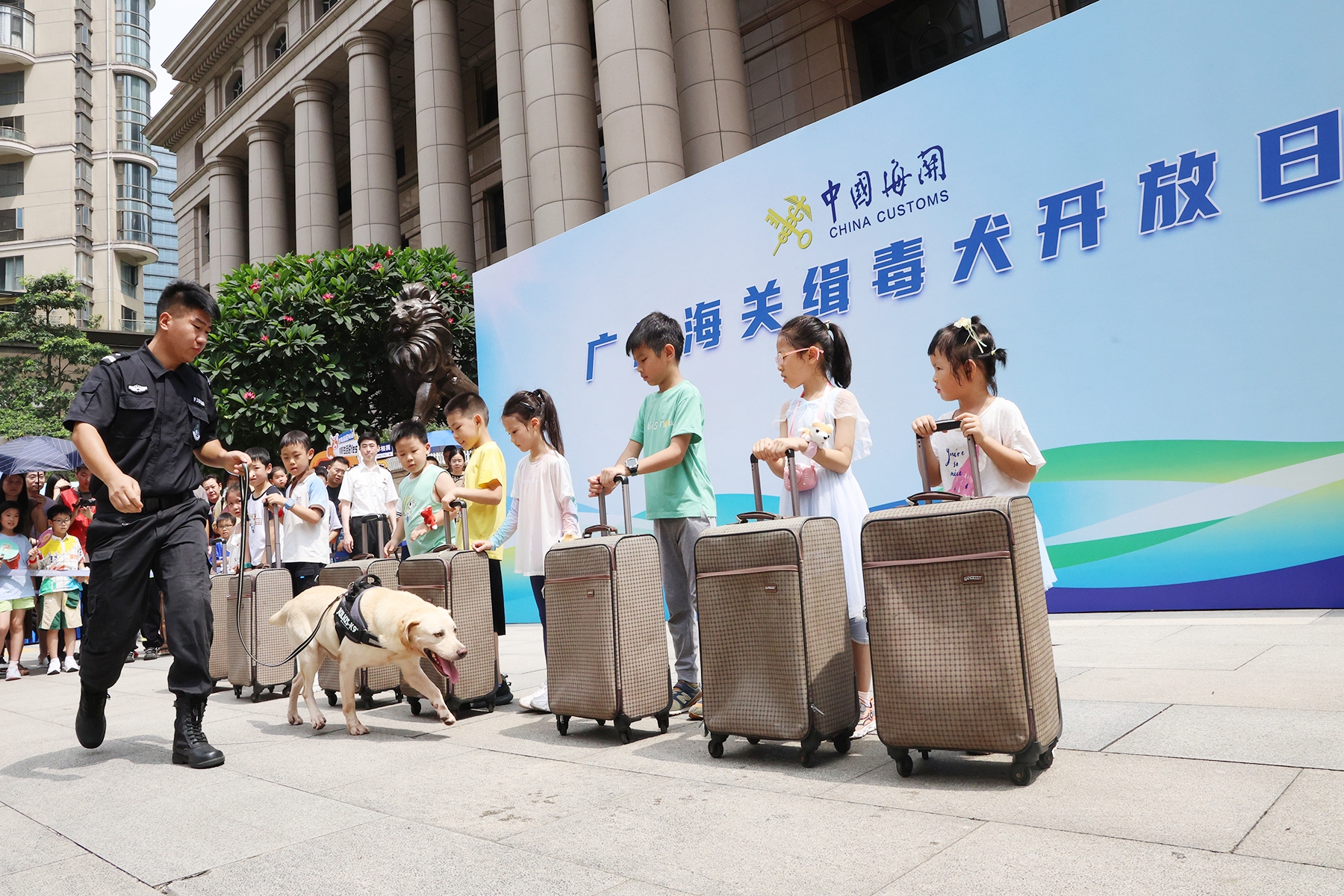 廣州海關“緝毒犬開放日”活動現場，海關緝毒犬進行箱包搜查演示。池兆恩攝
