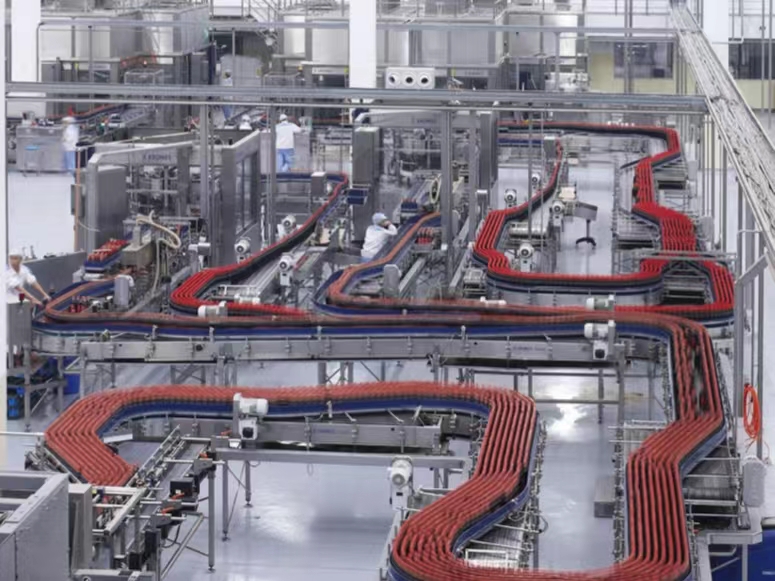 酱油包装生产线最高时速达5.2万瓶。受访者供图