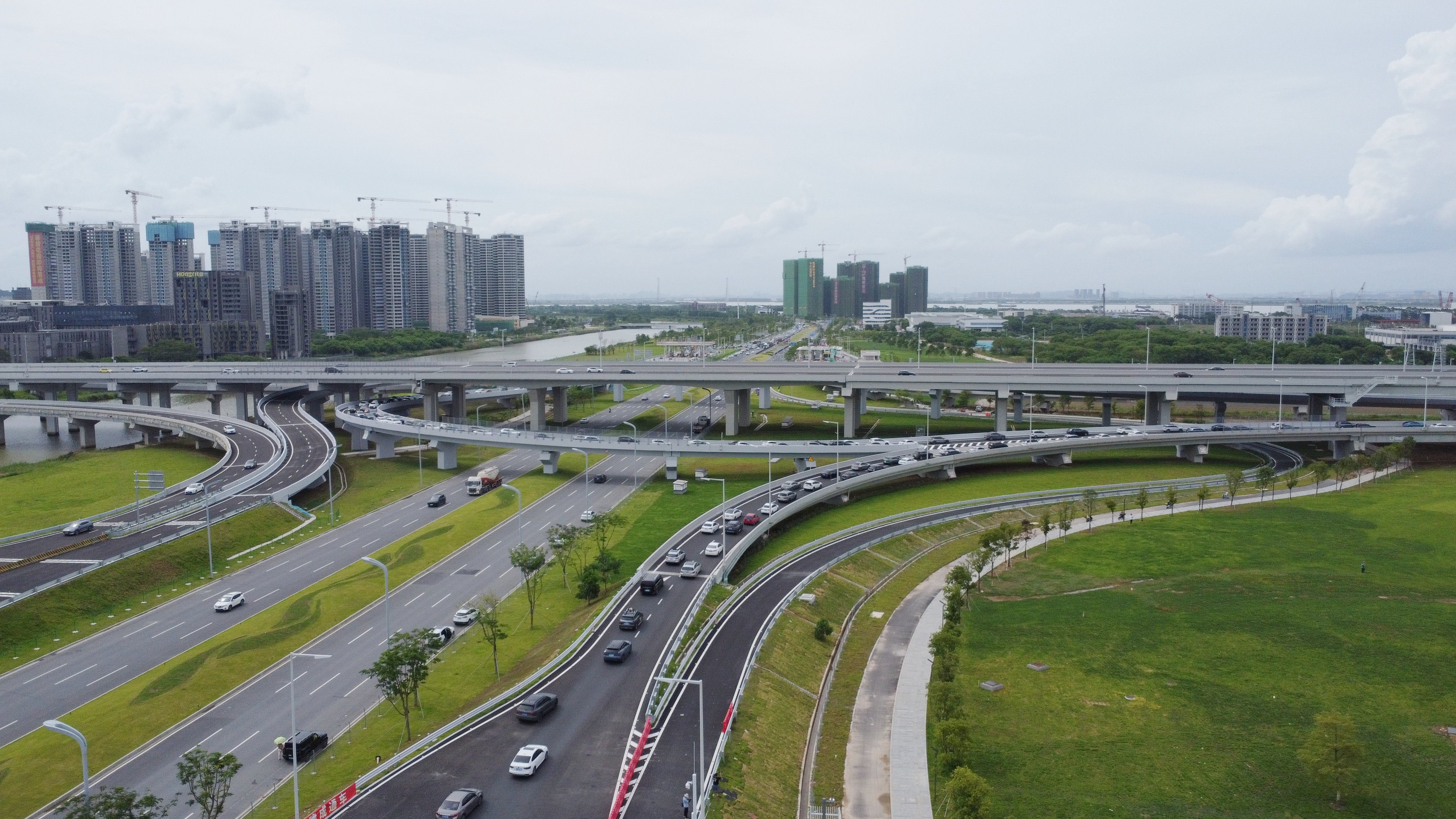 車輛經中山翠亨東站駛上深中通道。人民網 何善福攝