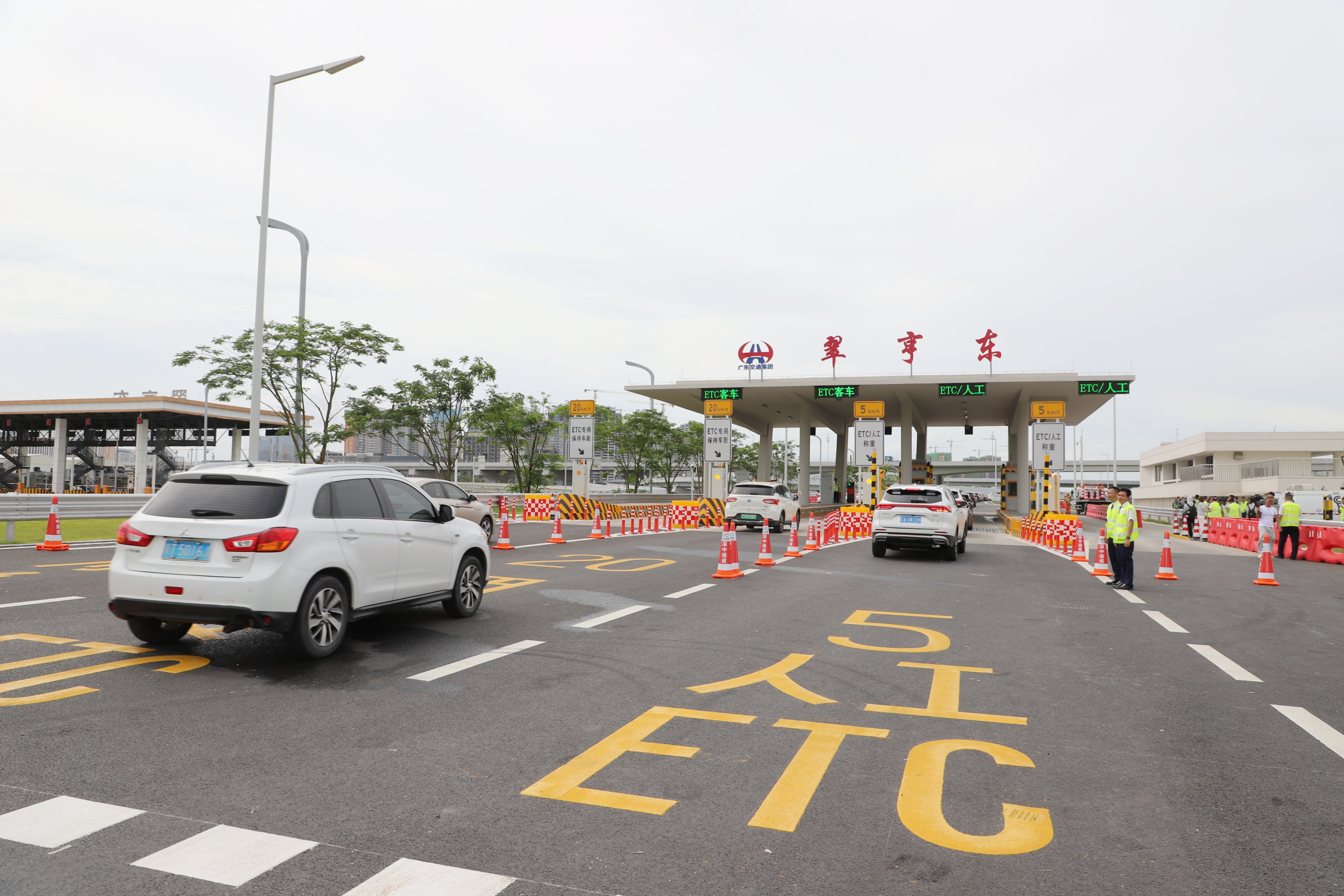 首批社會車輛駛入深中通道。人民網 何善福攝