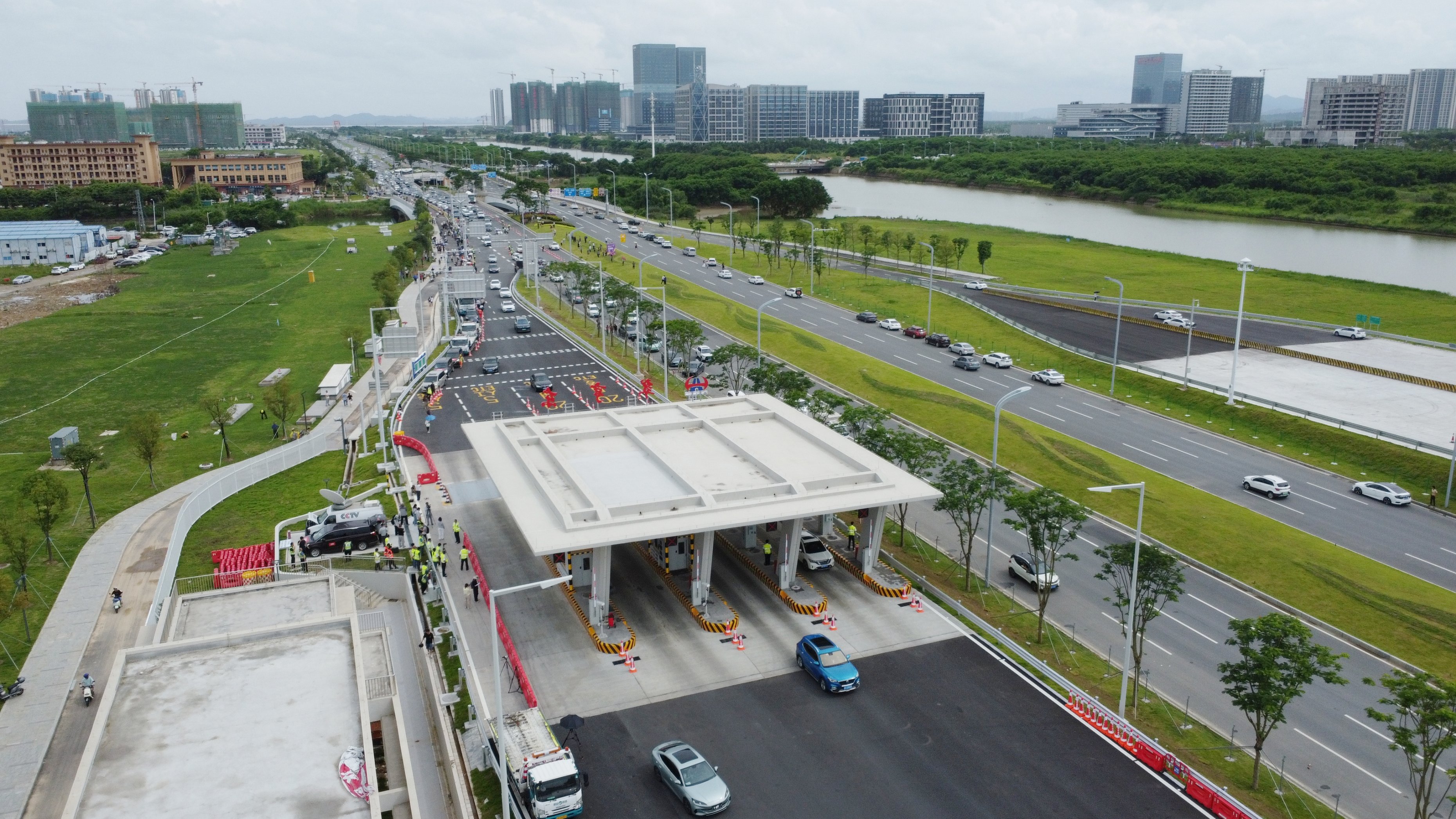 車輛經中山翠亨東站駛上深中通道。人民網 何善福攝