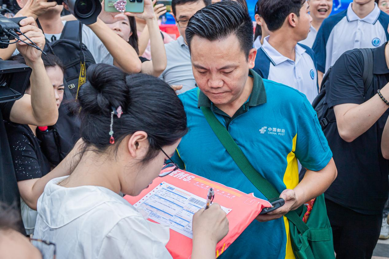 涂苏蓝签收录取通知书。华南理工大学供图