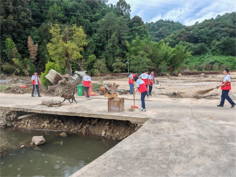 廣東中煙梅州卷煙廠志願者協助清理嶺背村道路。許金龍攝