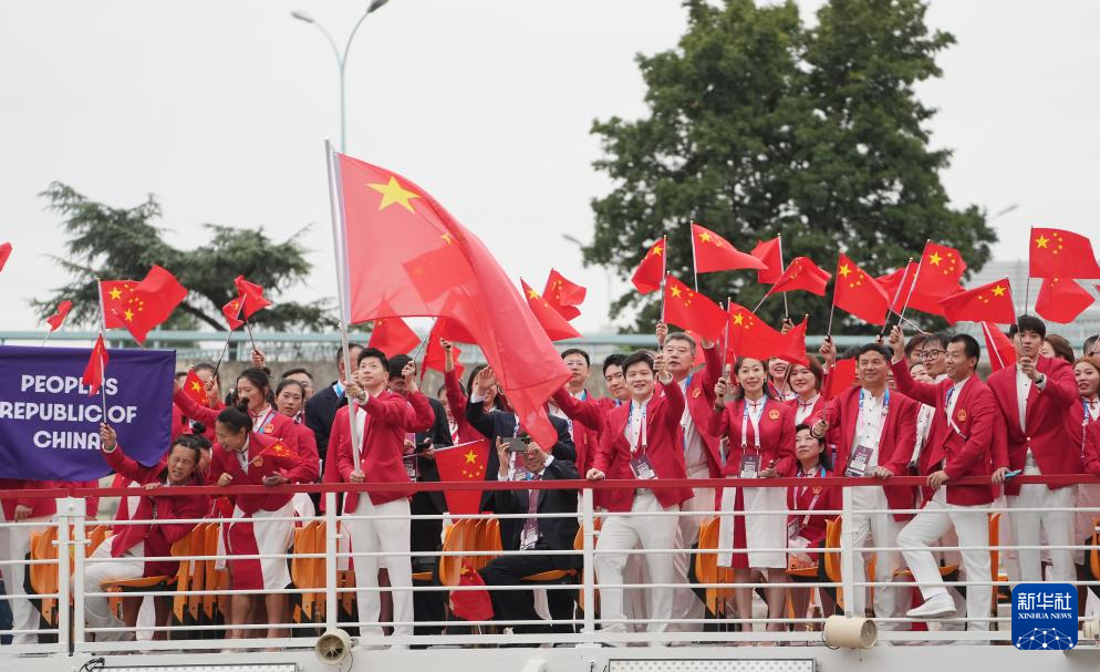 7月26日，中国体育代表团在开幕式上。新华社记者 吕小炜 摄