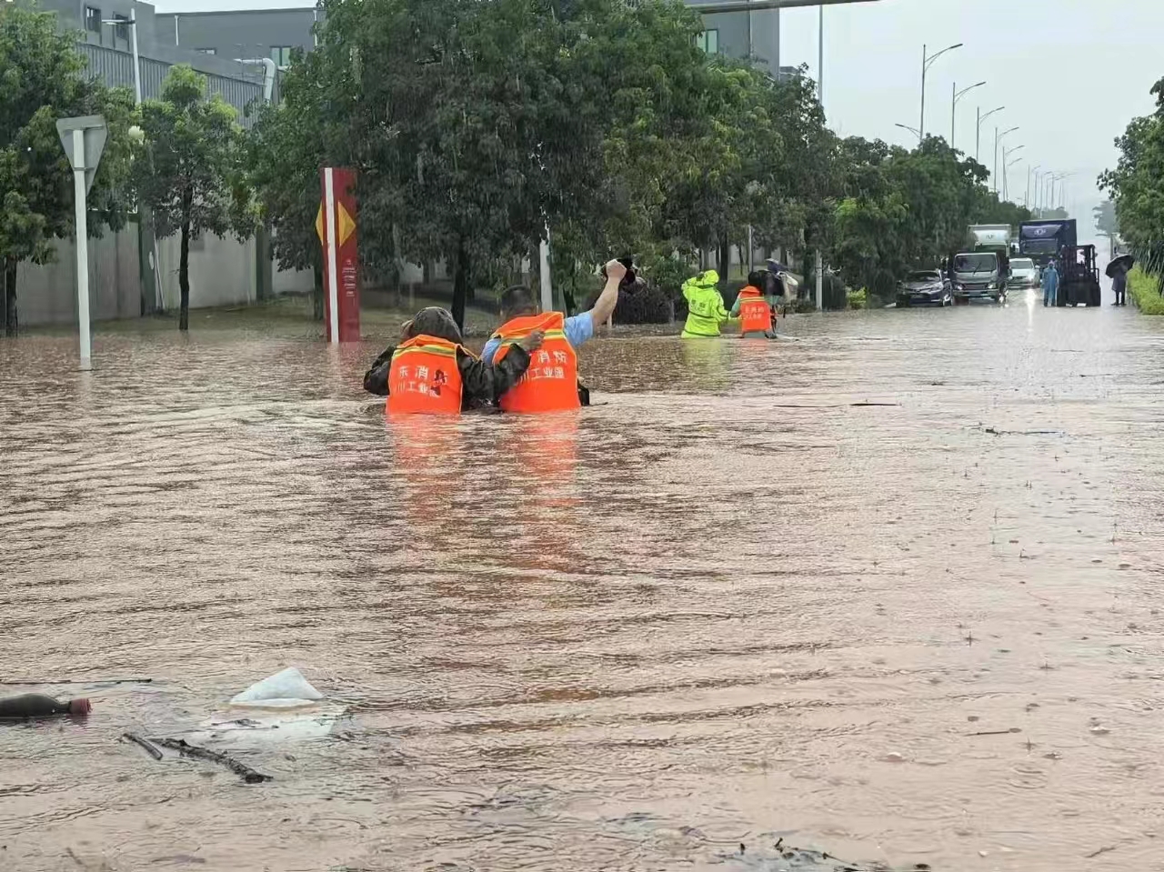 河源市消防救援支隊龍川大隊消防救援人員轉移被困群眾。河源市消防救援支隊供圖