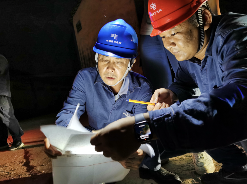 7月29日，南方电网广东揭阳供电局支援潮州抢修人员在开关柜抢修现场核查设备状况。林恩浩摄